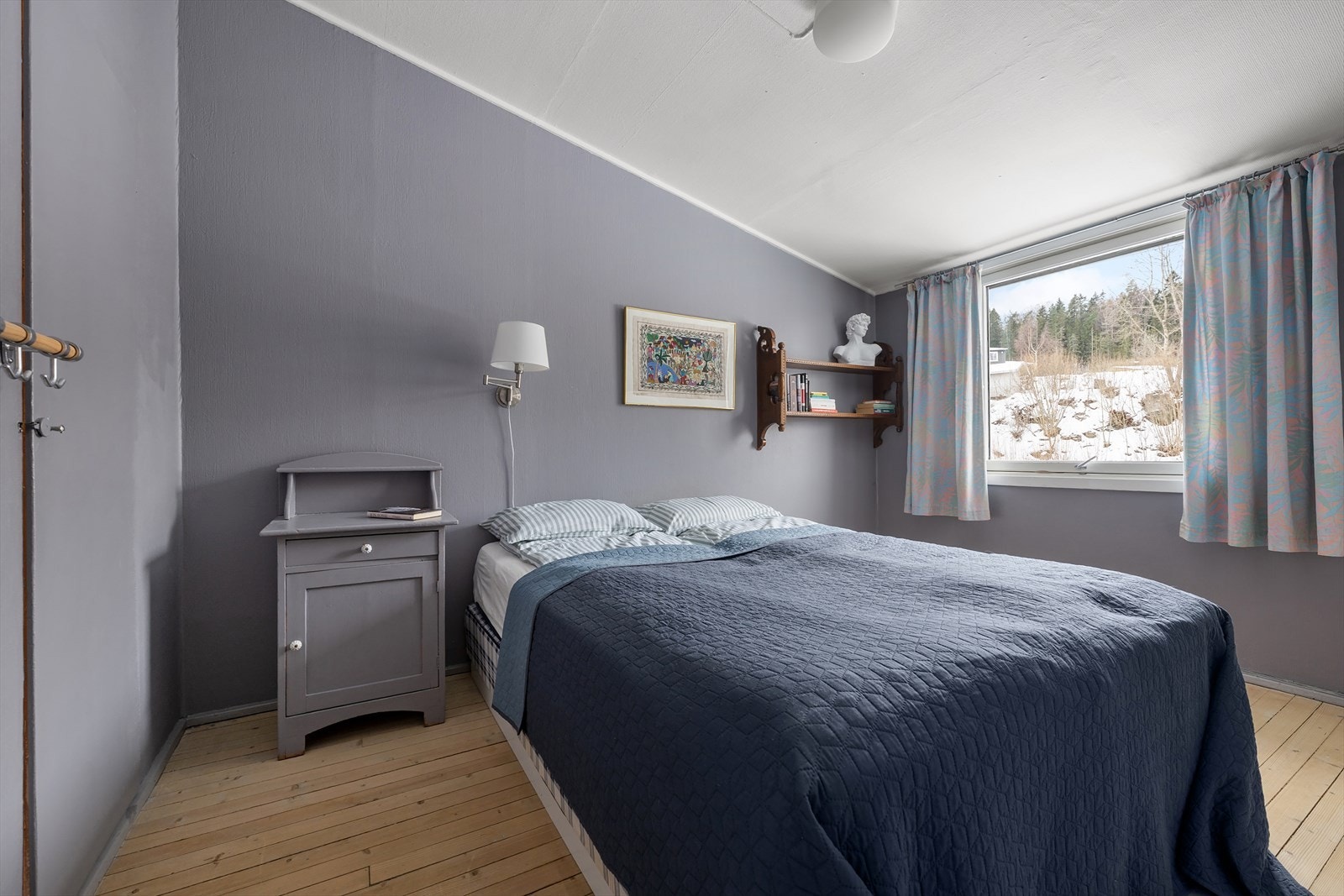 Hovedsoverommet er romslig, med furugulv og plass til dobbeltseng og garderobeløsninger. Galleribilde