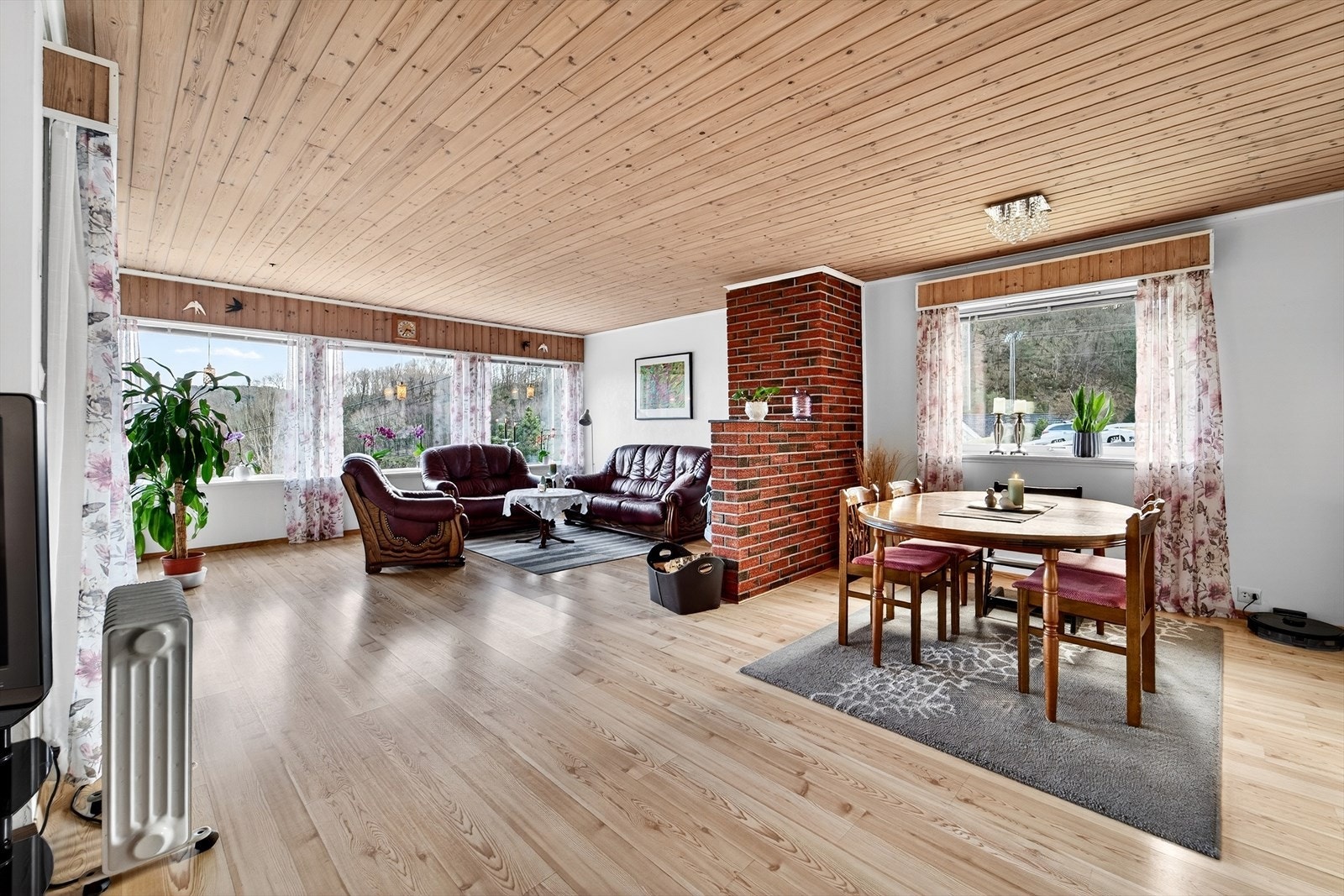 Lys og stor stue med gode møbleringsmuligheter Galleribilde