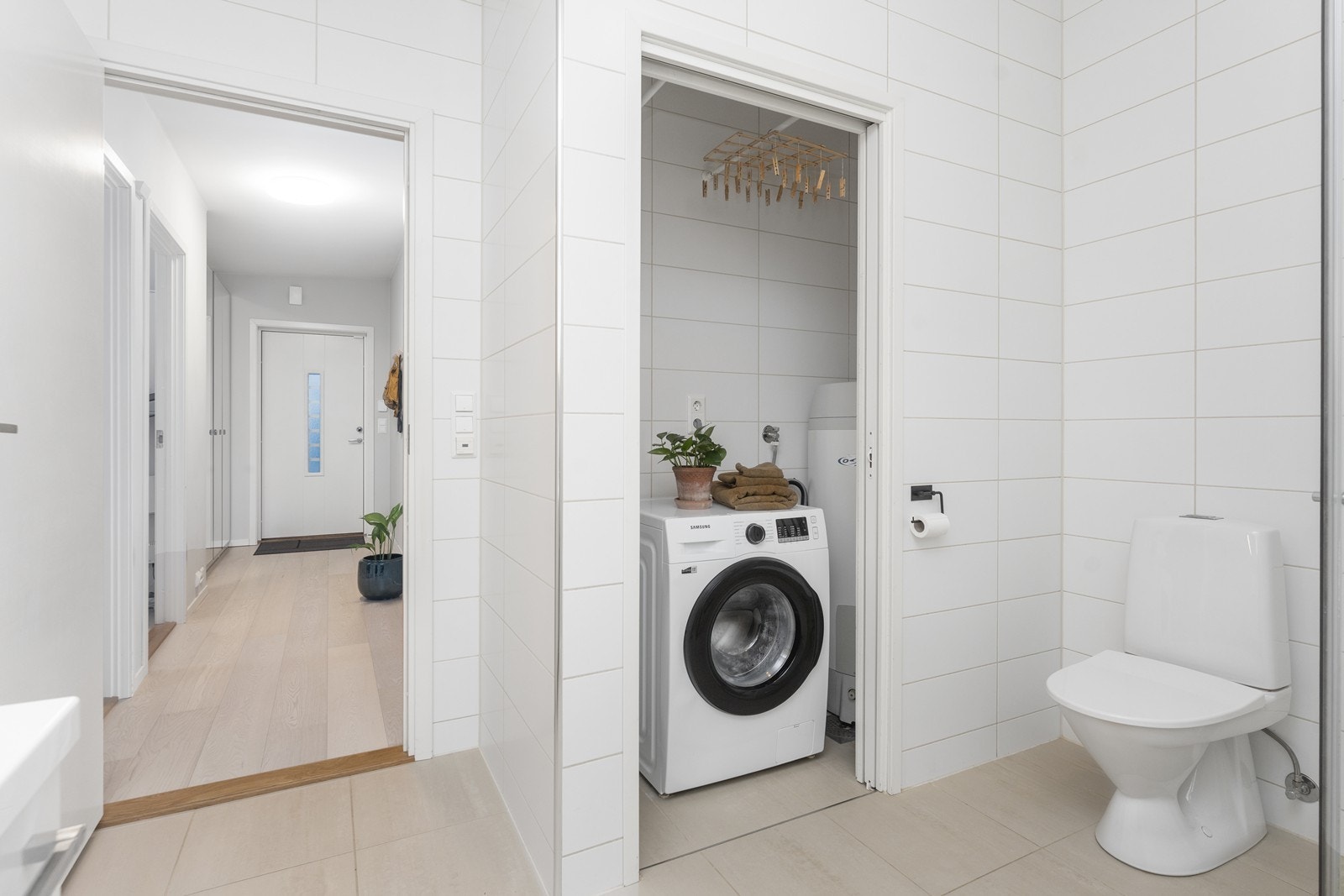 Praktisk skyvedør slik at man kan skjule vaskemaskin Galleribilde