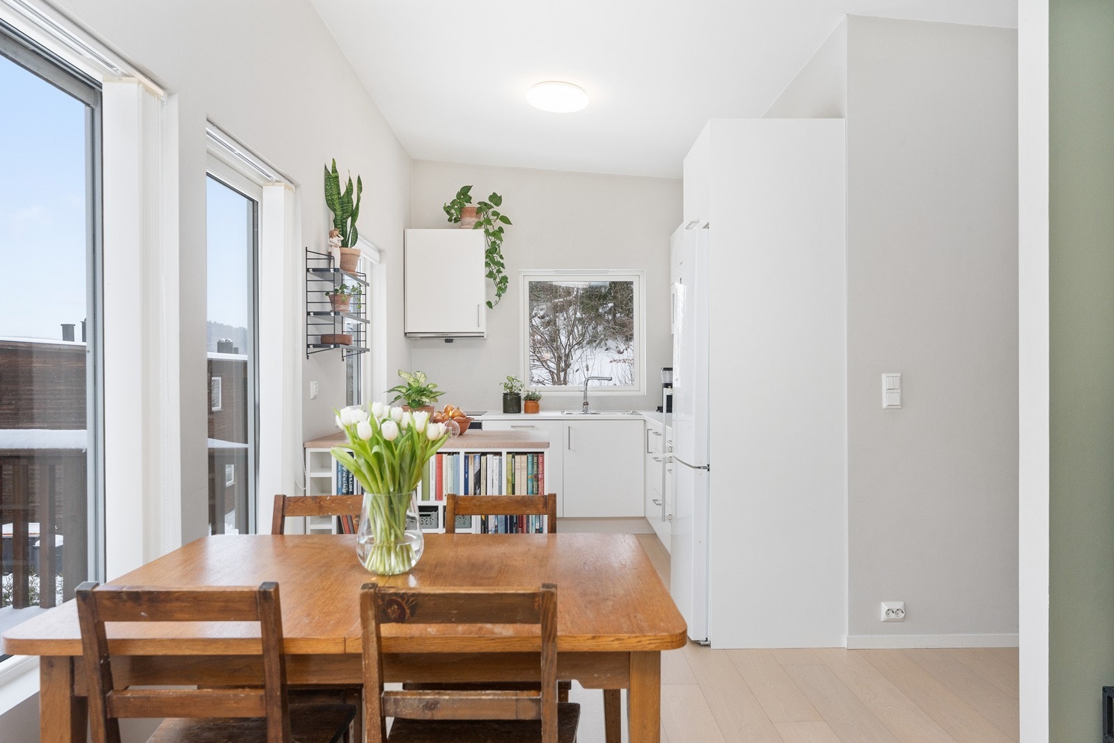 God plass til spisebord like ved kjøkkenet Galleribilde