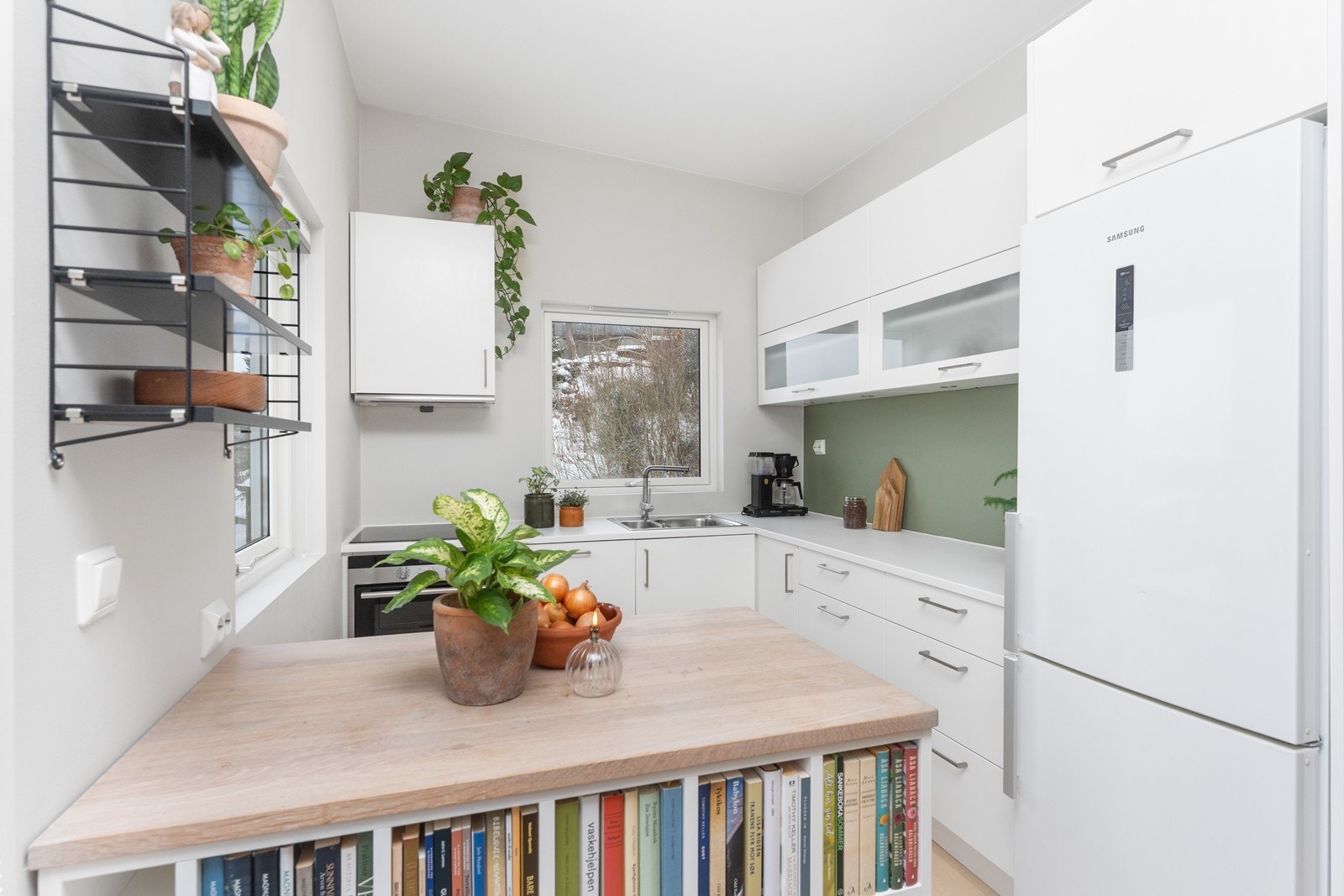 Fin og praktisk hylle som skiller mellom stue og kjøkkendel Galleribilde