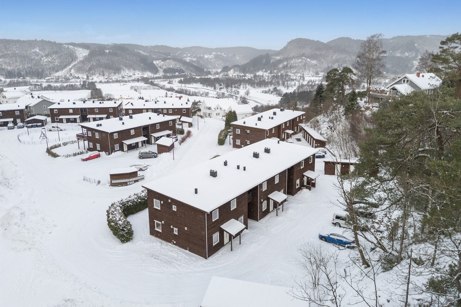 Romslig asfaltert tun med godt med parkeringsplass Galleribilde