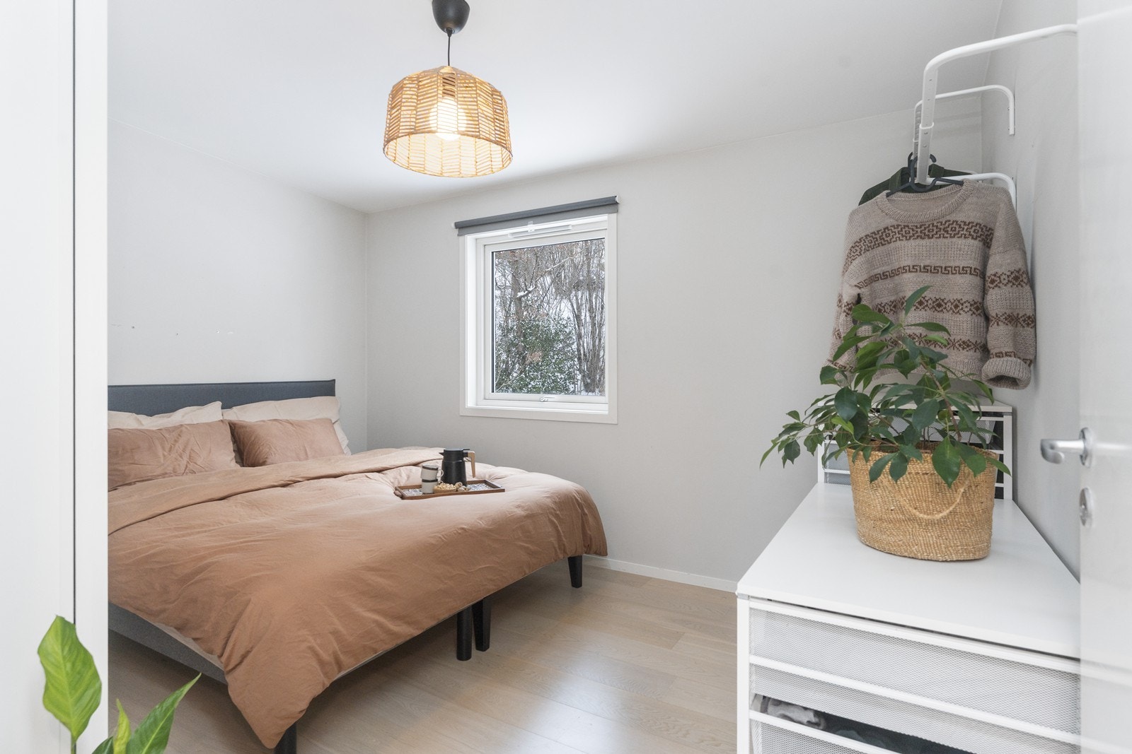 Her er det god plass til både garderobeskap og kommoder Galleribilde