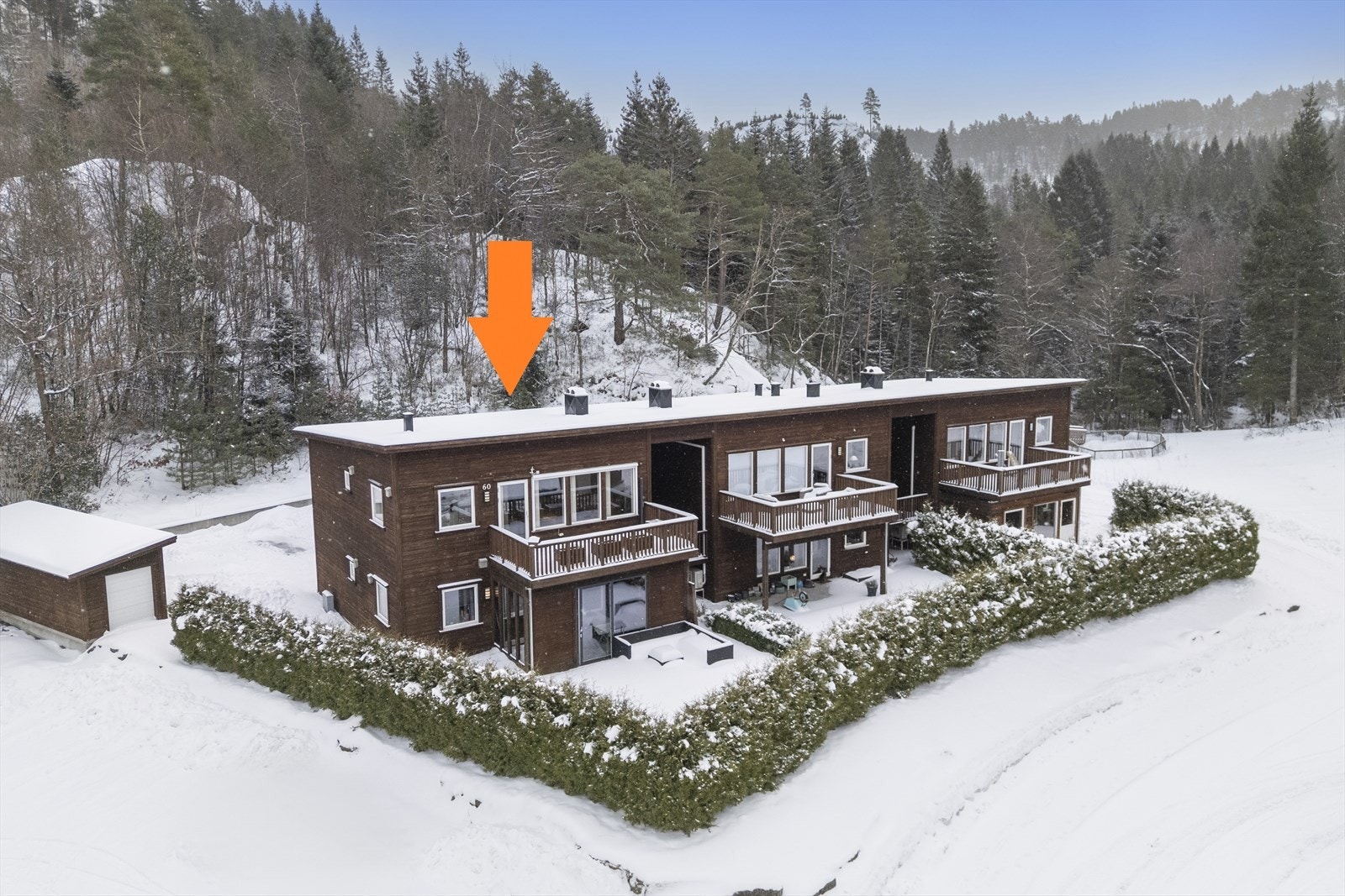 Leiligheten ligger i 2 etasje i en seksmannsbolig. Galleribilde