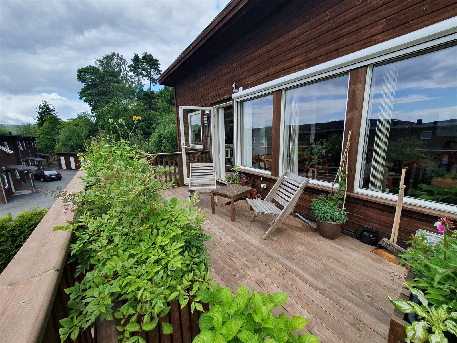 Terrasse med sol til langt på kveld sommerstid Galleribilde