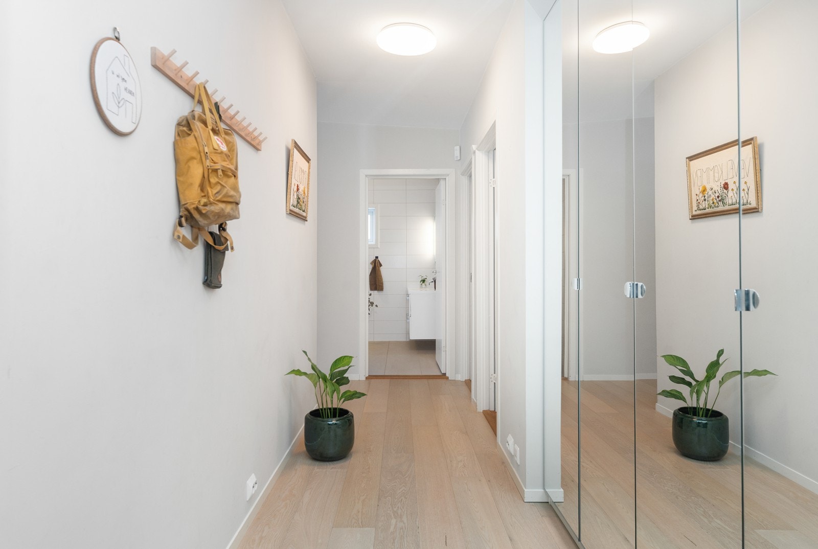 Lys og fin gang med godt med garderobeskap Galleribilde