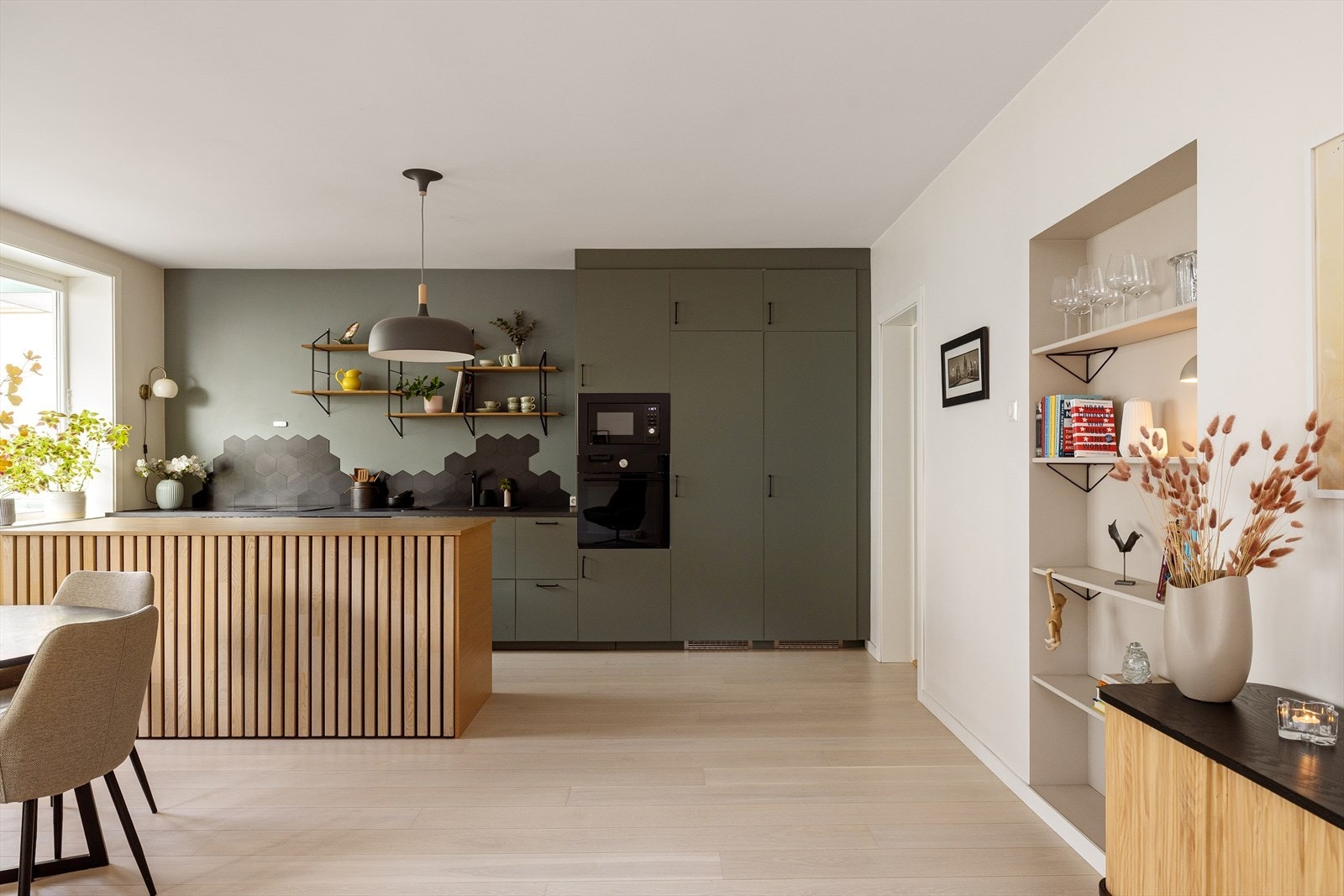 En lekker og gjennomgående 4-roms leilighet med åpen stue- og kjøkkenløsning. Boligen ble i 2020 omfattende oppusset og har flotte materialvalg. Galleribilde