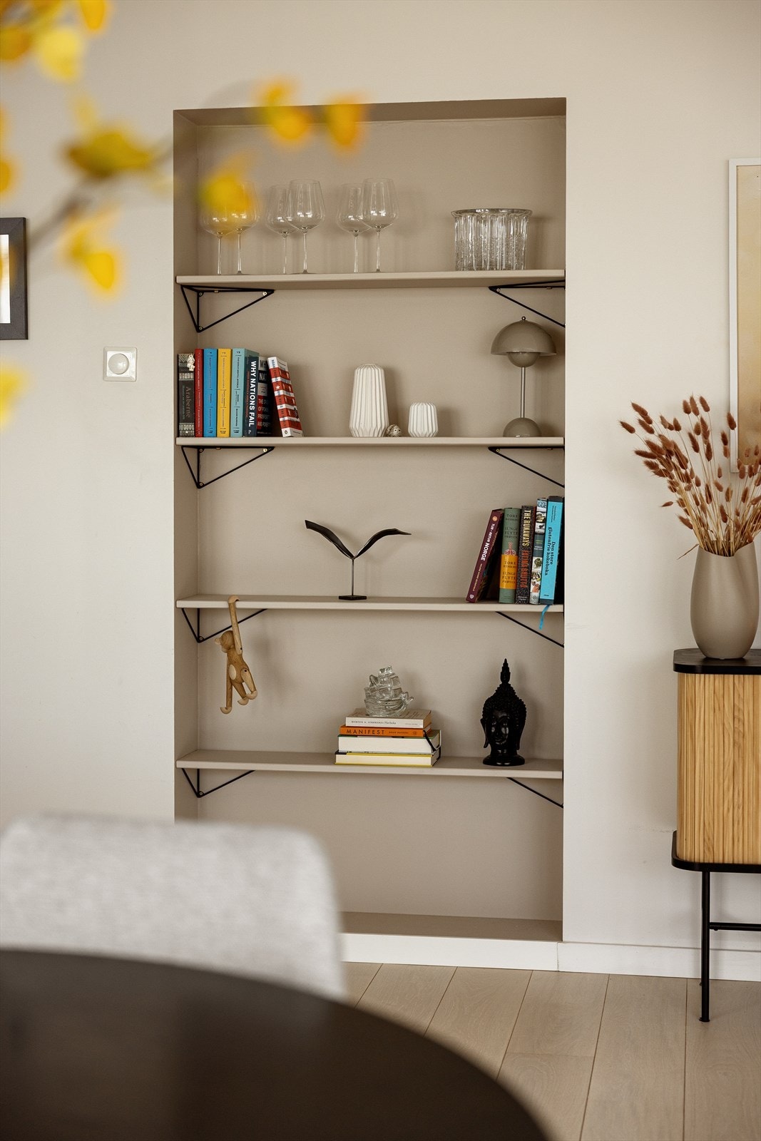 En smart, integrert nisje gir ekstra oppbevaring og en dekorativ detalj i stuen. Galleribilde