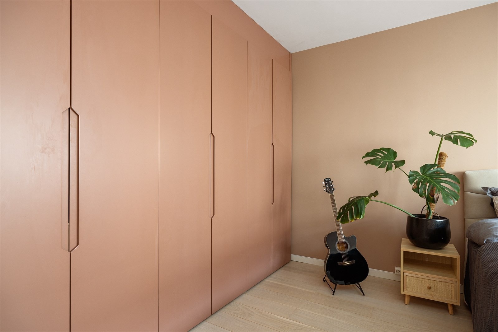 På hovedsoverommet er det en hel vegg med garderobeskap fra 2020 gir rikelig med oppbevaringsplass. Garderobeskapene i boligen medfølger i salget. Galleribilde