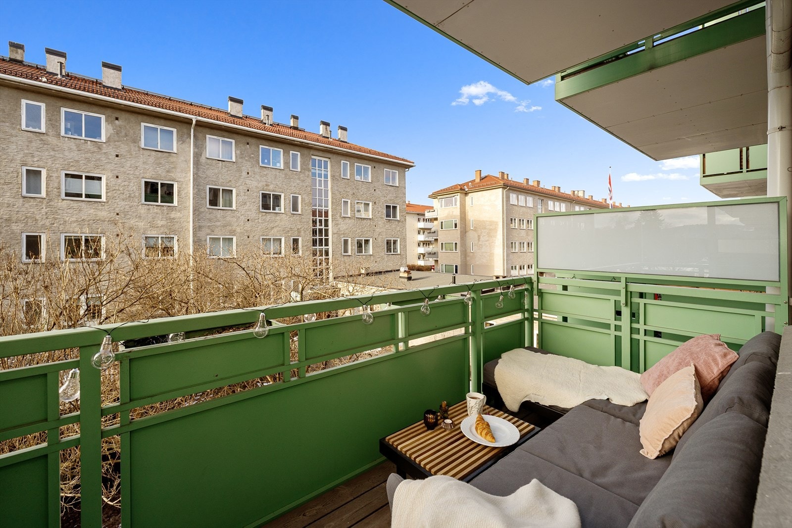 Fra stue/kjøkken har man videre utgang til en romslig, vestvendt balkong på 5 m². Selger opplyser om flotte solforhold på balkongen mellom 13/14-19/20 på sommertid! Galleribilde