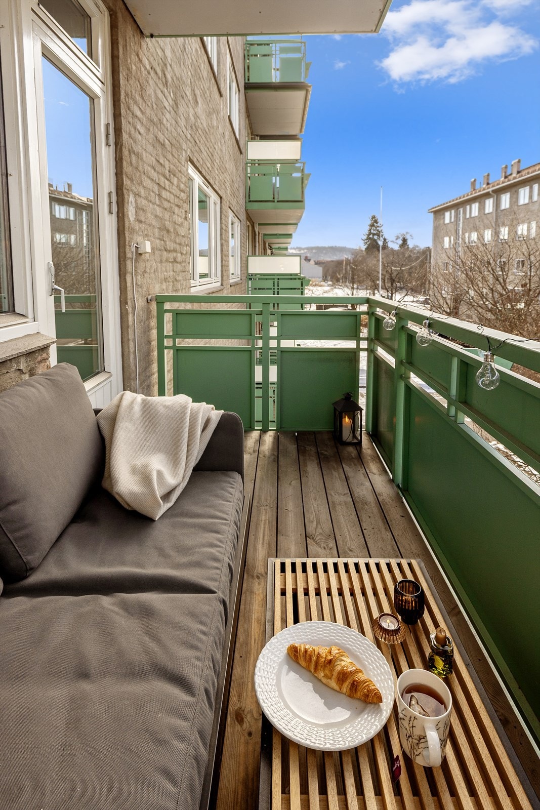Balkongen har terrassebord på gulvet og god plass til en sittegruppe. Galleribilde