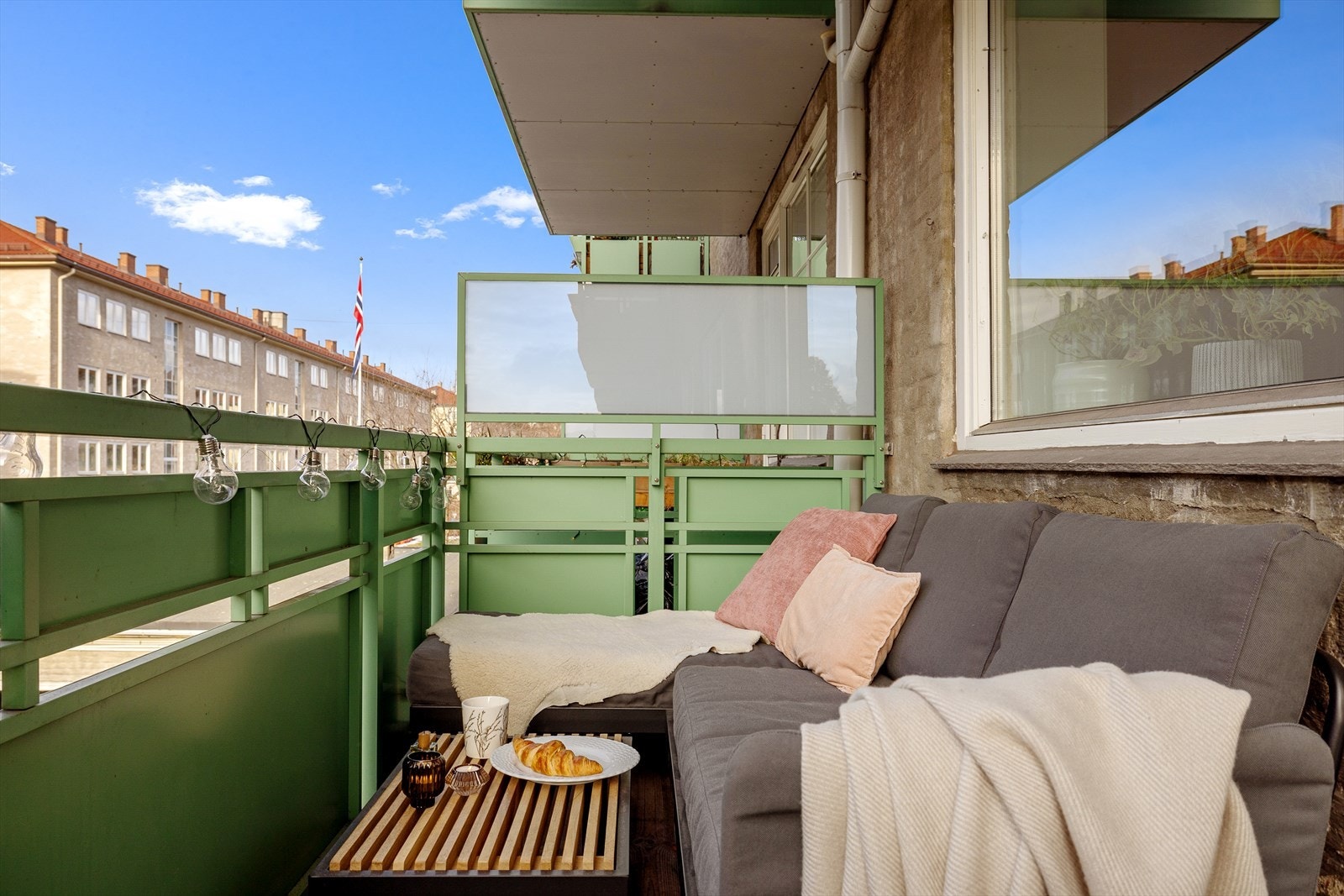 På sommerstid fungerer balkongen som en forlengelse av leiligheten. Galleribilde