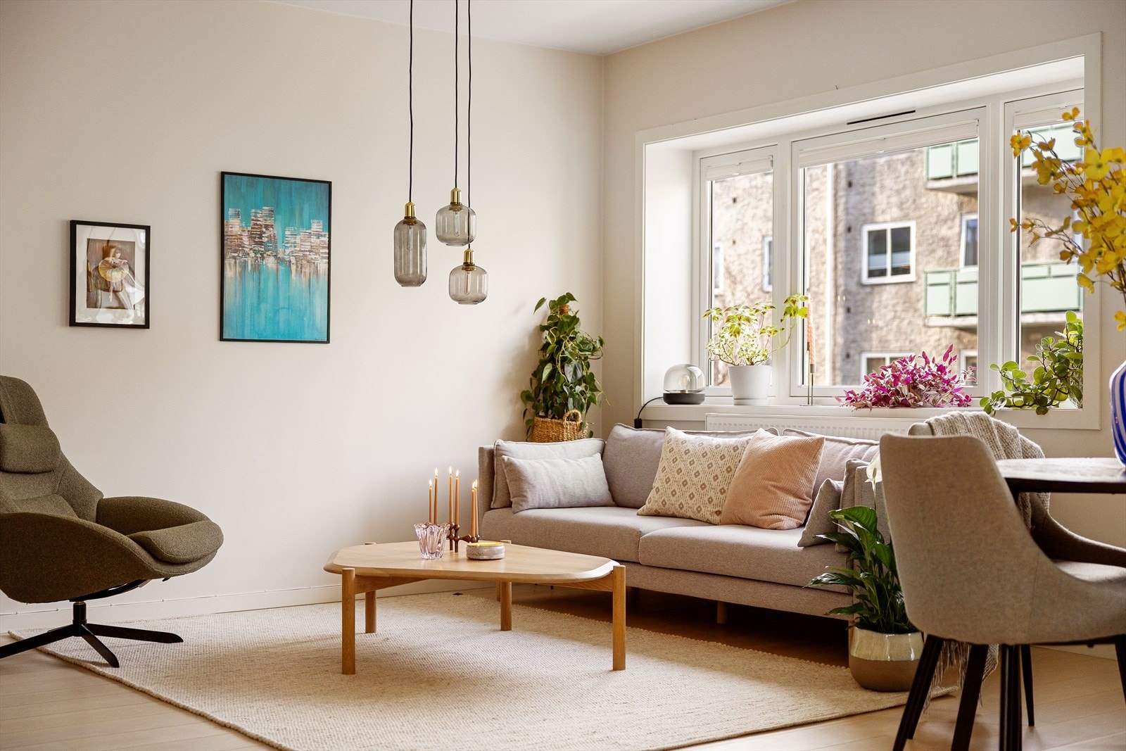 Gjennomgående 1-stavs laminatgulv og malte, slette flater gir et helhetlig inntrykk. Galleribilde