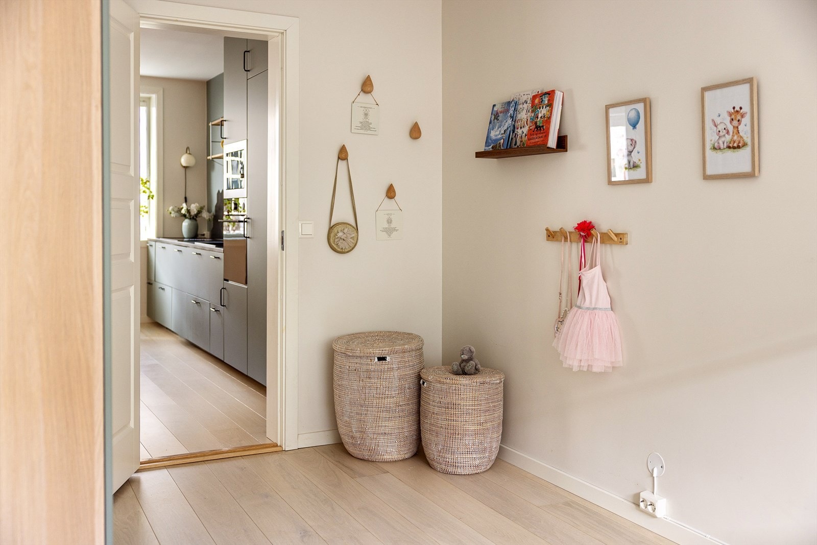 Rommet har adkomst fra stuen, noe som gir en fleksibel planløsning. Galleribilde