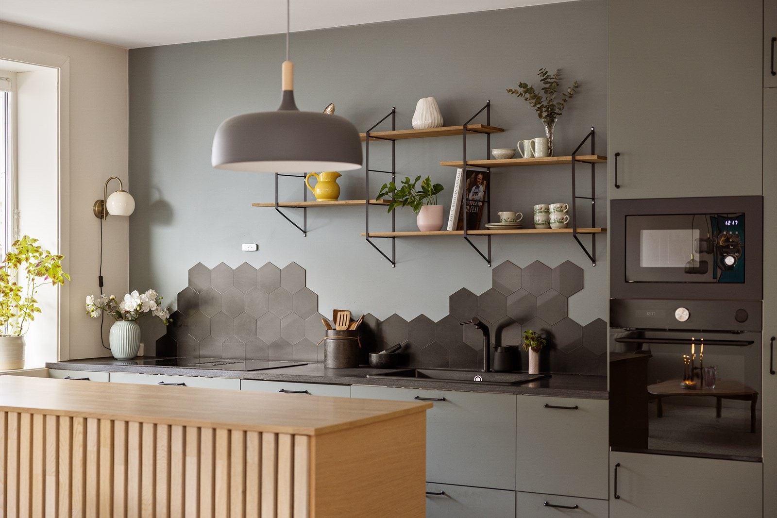 Innredningen har integrert stekeovn, mikro, kjøleskap og fryseskap. Perfekt for deg som er glad i å lage mat! Til info følger alle de integrerte hvitevarene på kjøkkenet med i salget. Galleribilde