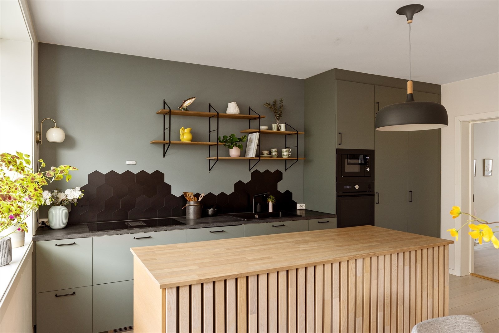 Kjøkkenet ble oppgradert i 2020 og har en praktisk kjøkkenøy med god arbeidsflate. Galleribilde