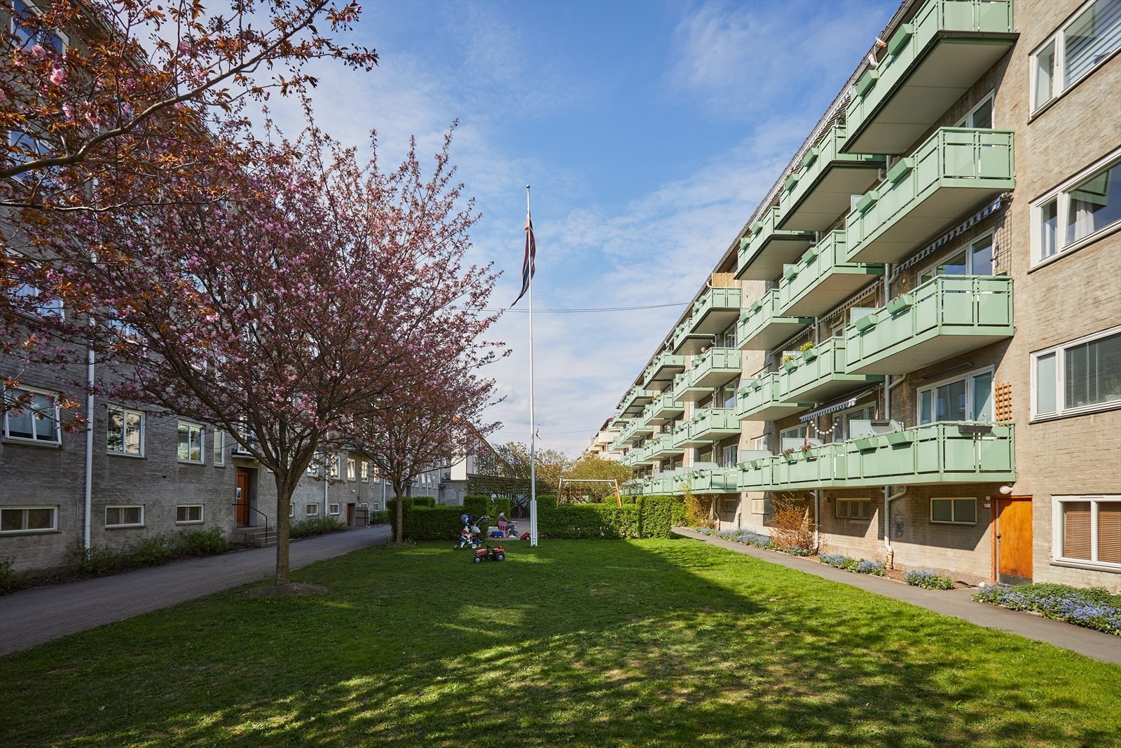 Sofiemo borettslag består av 140 boliger og 12 næringslokaler. Borettslaget er spesielt kjent for sitt gode samhold og store, grønne fellesarealer som er pent opparbeidet. Galleribilde