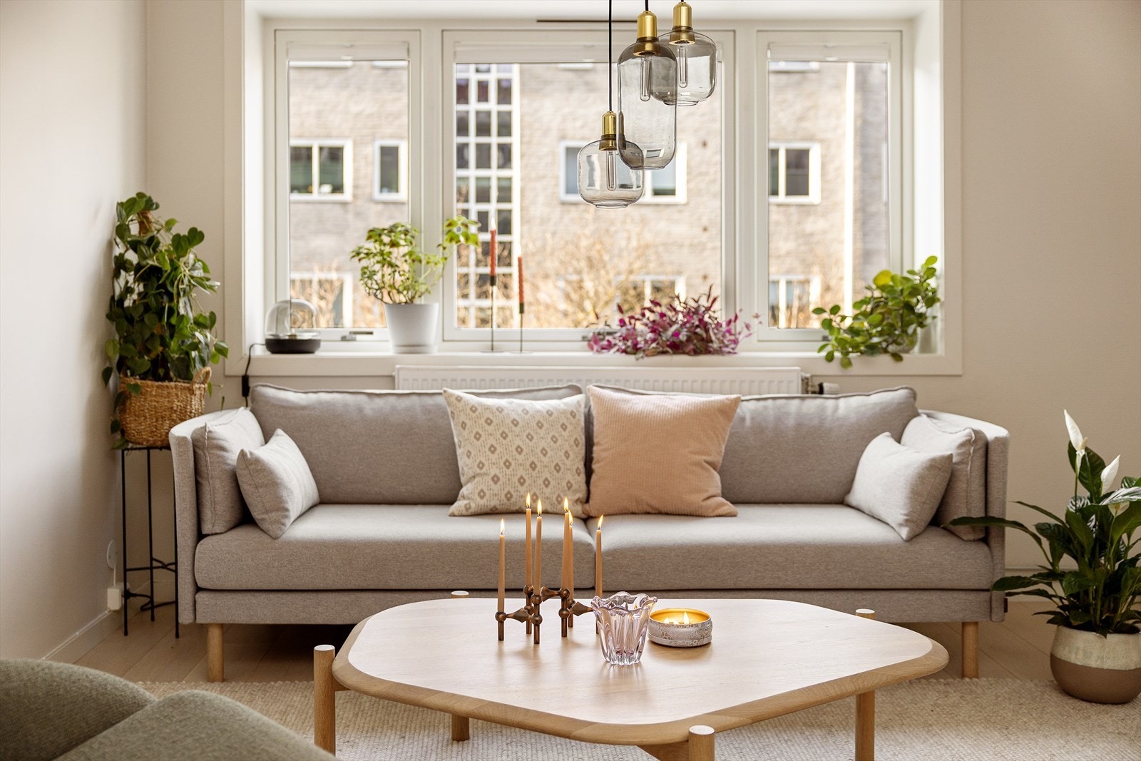 Store vindusflater med slipper inn rikelig med dagslys. Galleribilde