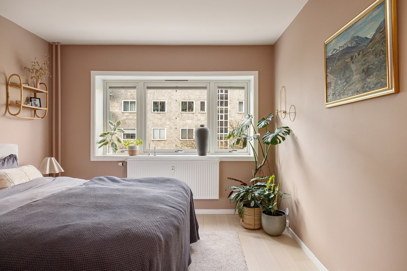 Rommet har en god takhøyde på ca. 2,61 meter, som bidrar til en luftig atmosfære. Galleribilde