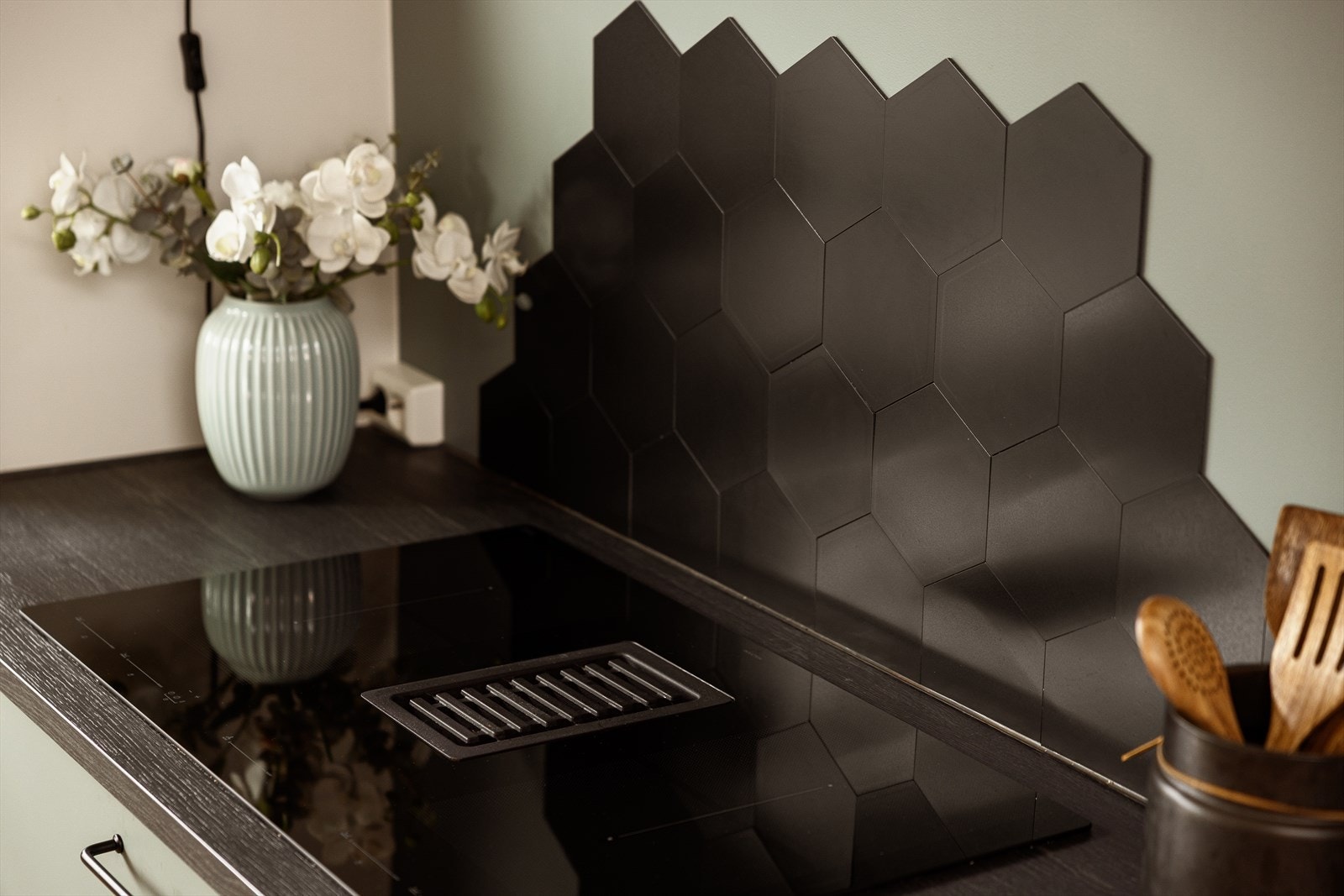 Induksjonstoppen har integrert ventilator med kullfilter for effektivt avtrekk. Galleribilde