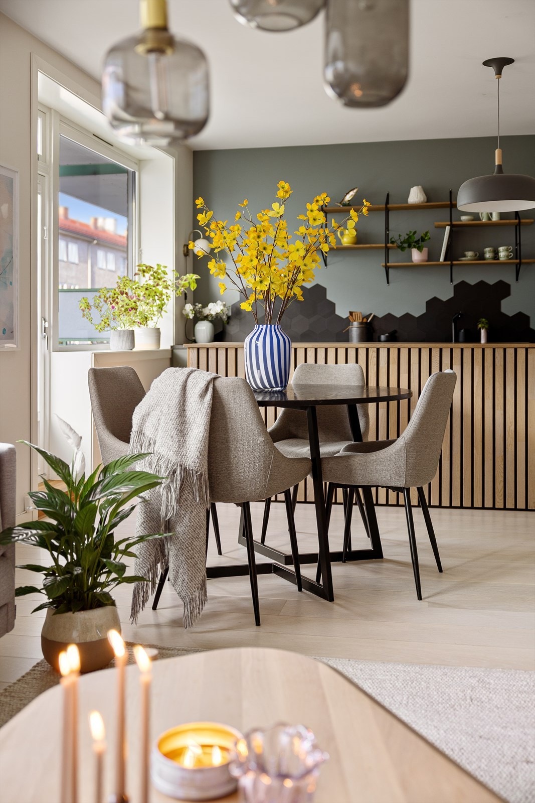 Spiseplassen er en naturlig del av den åpne løsningen, med kort vei til kjøkkenet. Galleribilde