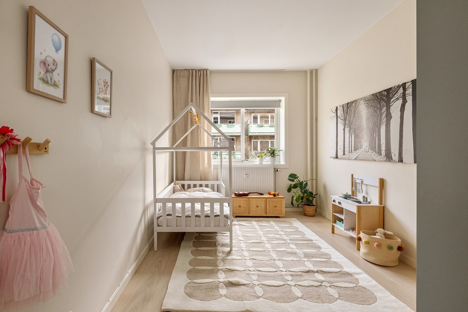 Soverom 2 er av god størrelse, ideelt som barnerom eller kontor. Til info ligger boligen i indre gård. Så her vender alle leilighetens soverom mot rolige omgivelser. Galleribilde