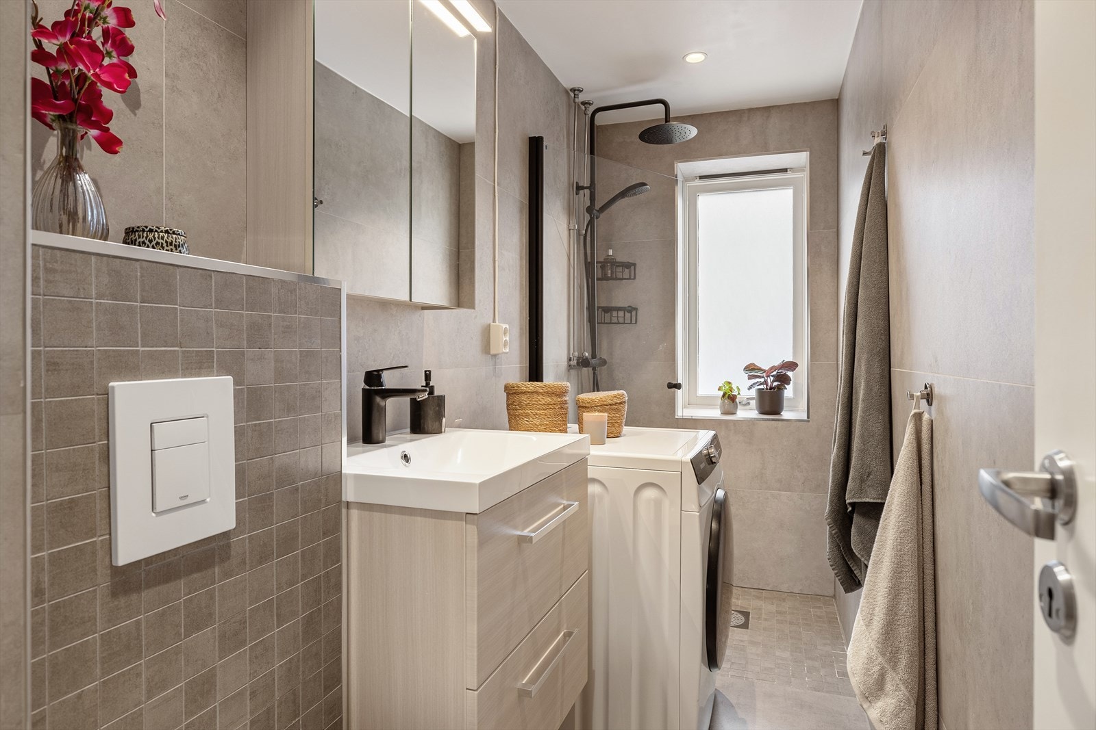 Badet ble overflateoppusset i 2020 og har elektriske varmekabler i gulvet for ekstra komfort. Galleribilde