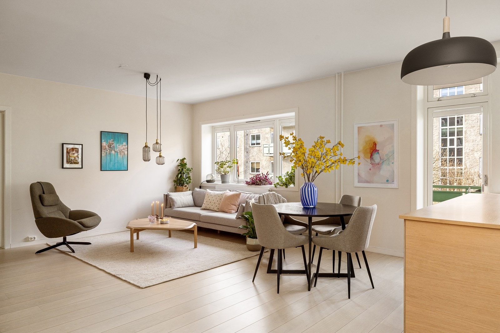 Stuen og kjøkkenet danner et sosialt allrom med god plass til både sofagruppe og spisebord. Galleribilde