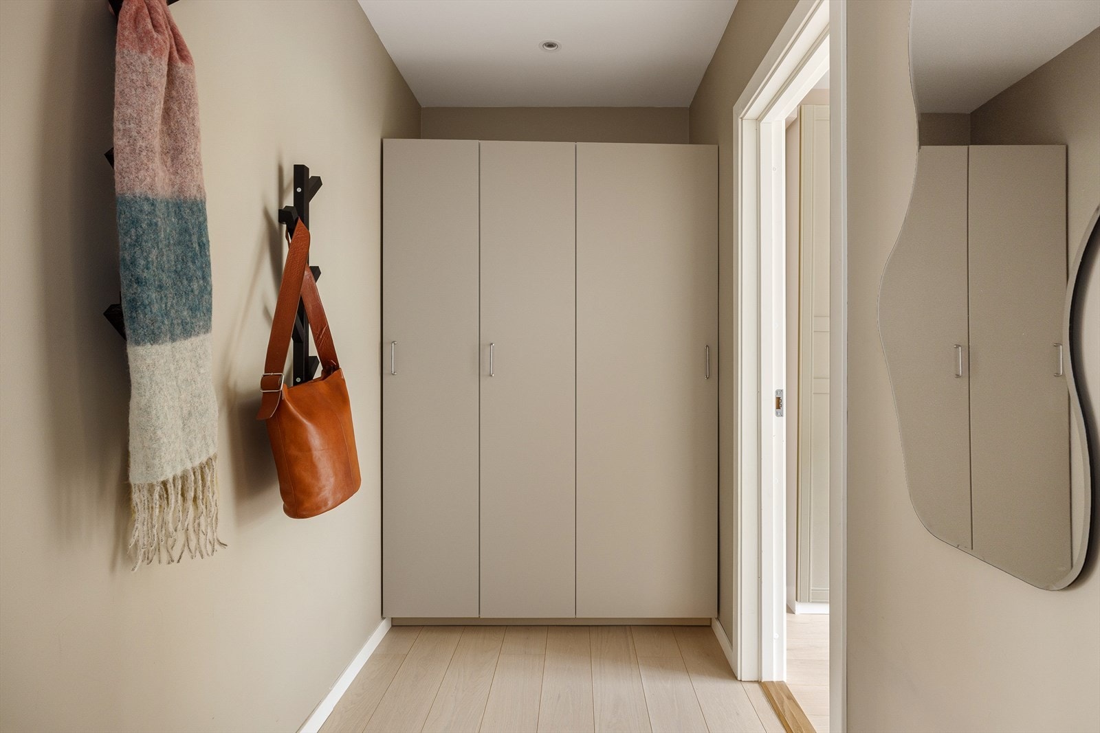 Innbydende entré med god garderobeplass og senket himling med innfelt belysning. Galleribilde