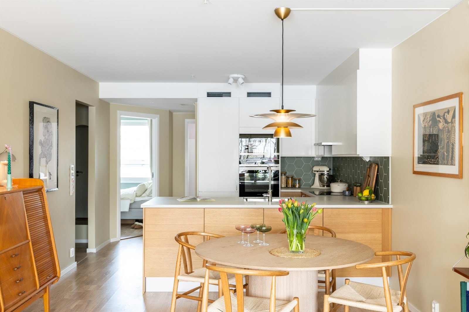 Stilrent kjøkken fra Marbodal ligger i en åpen løsning mot stue og skaper en sosial atmosfære. Galleribilde