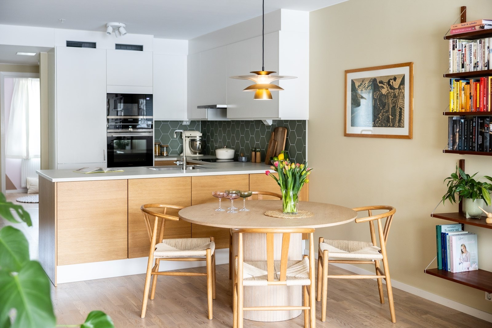 I tilknytning til kjøkkenet er det god plass til en hyggelig spisegruppe, perfekt for hverdagsmåltider og sosiale sammenkomster. Galleribilde