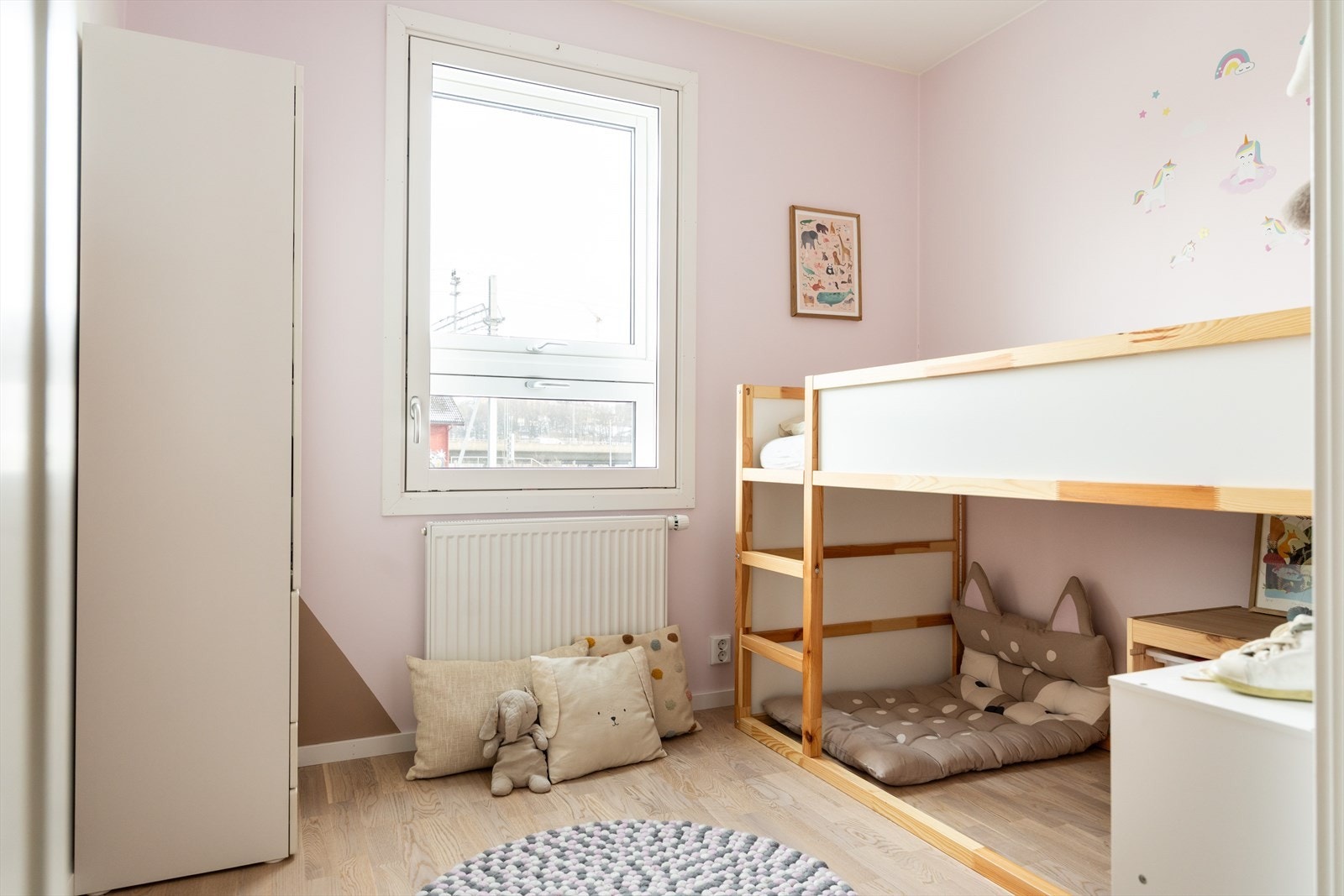 Soverom 2 - Boligens andre soverom er også av god størrelse, med plass til seng samt tilhørende møbler. Galleribilde