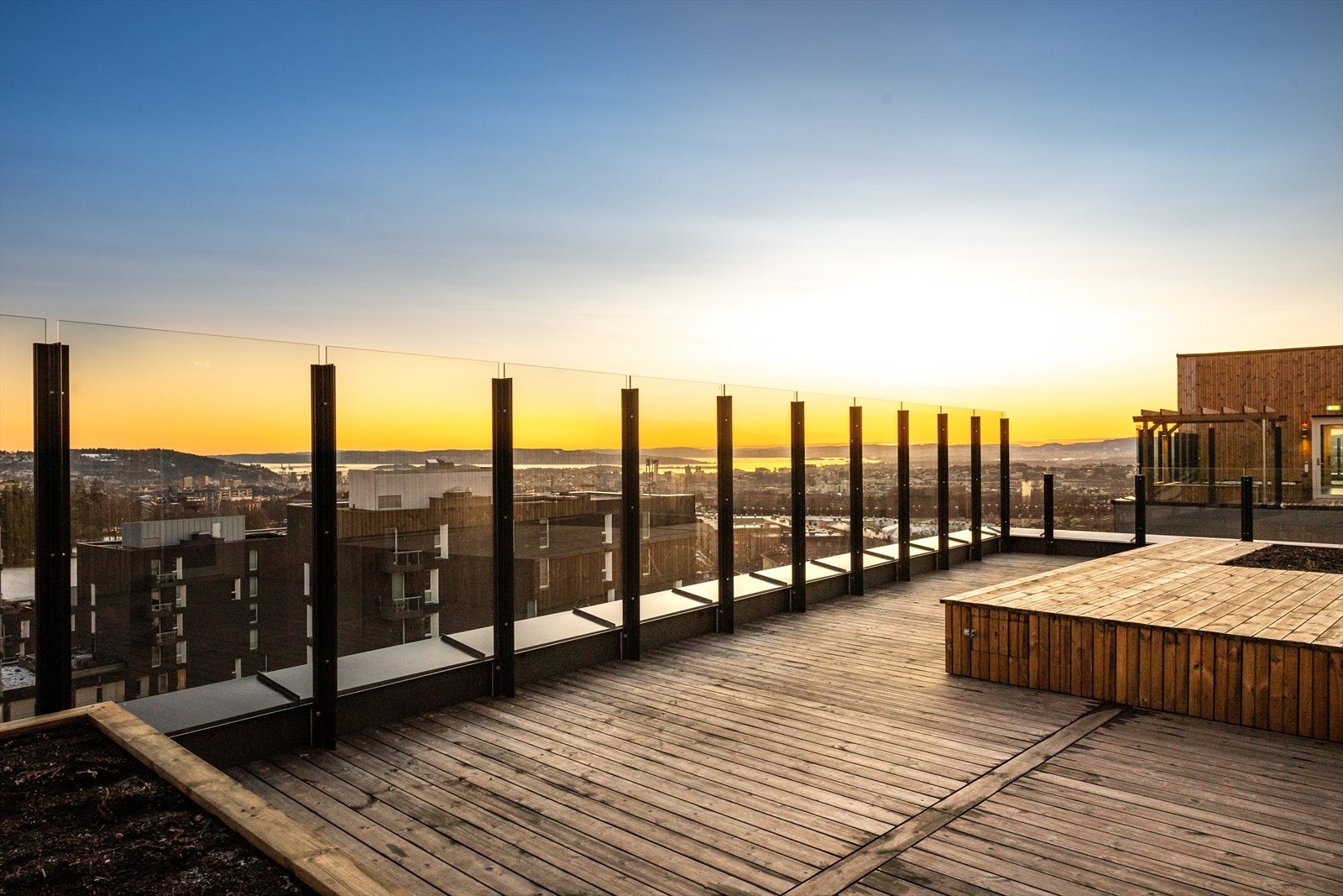 Felles takterrasse med meget gode solforhold og flott utsikt over Oslo, Holmenkollen og grøntarealer. Galleribilde
