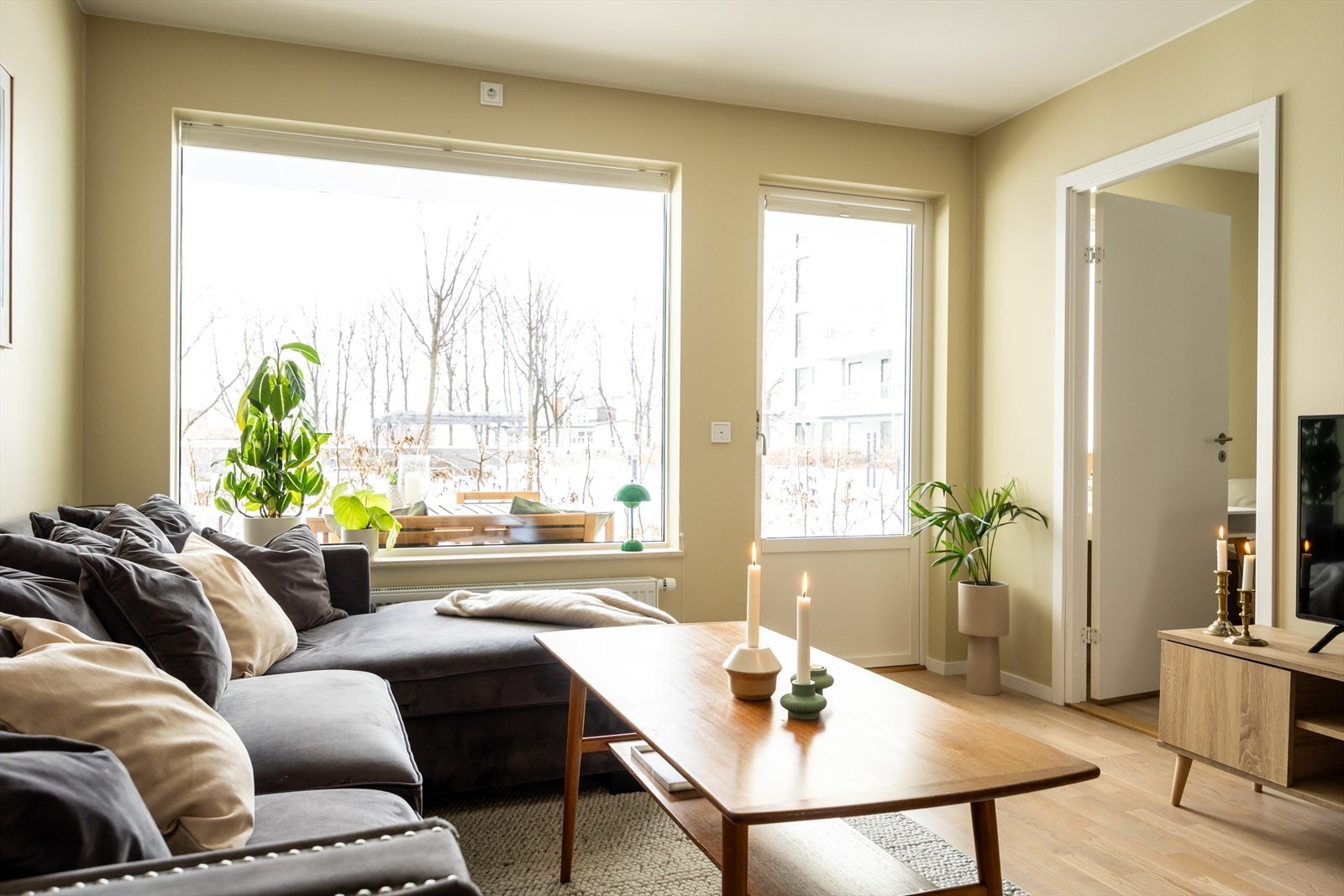 Gulvet er belagt med flott tre-stavs parkett, og overflatene er malt i delikate og lyse fargetoner. Galleribilde