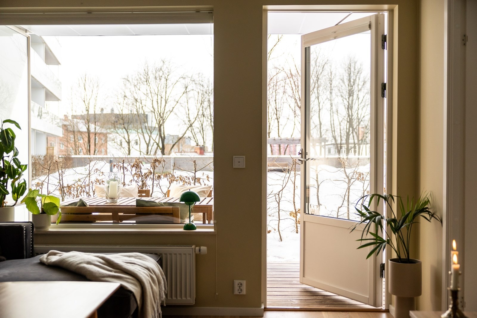 Fra stuen er det utgang til en vestvendt markterrasse. Galleribilde