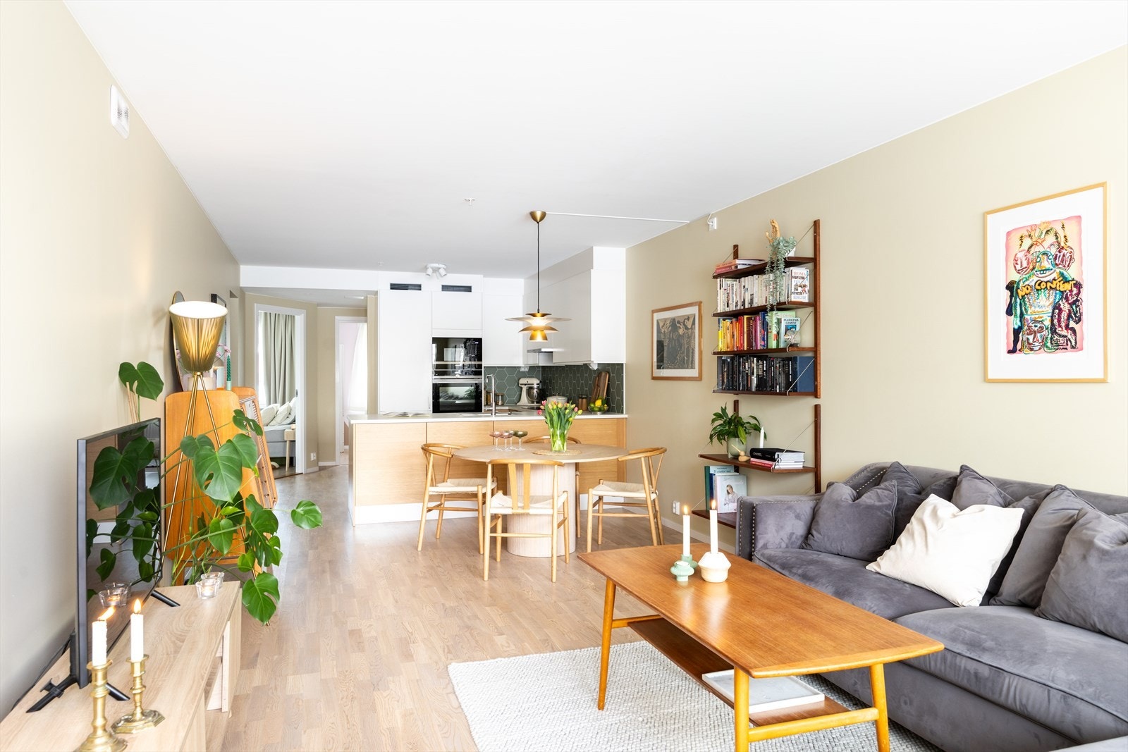 Planløsningen åpner opp for god plass til sofagruppe, TV-møbler og spisebord med tilhørende stoler. Galleribilde