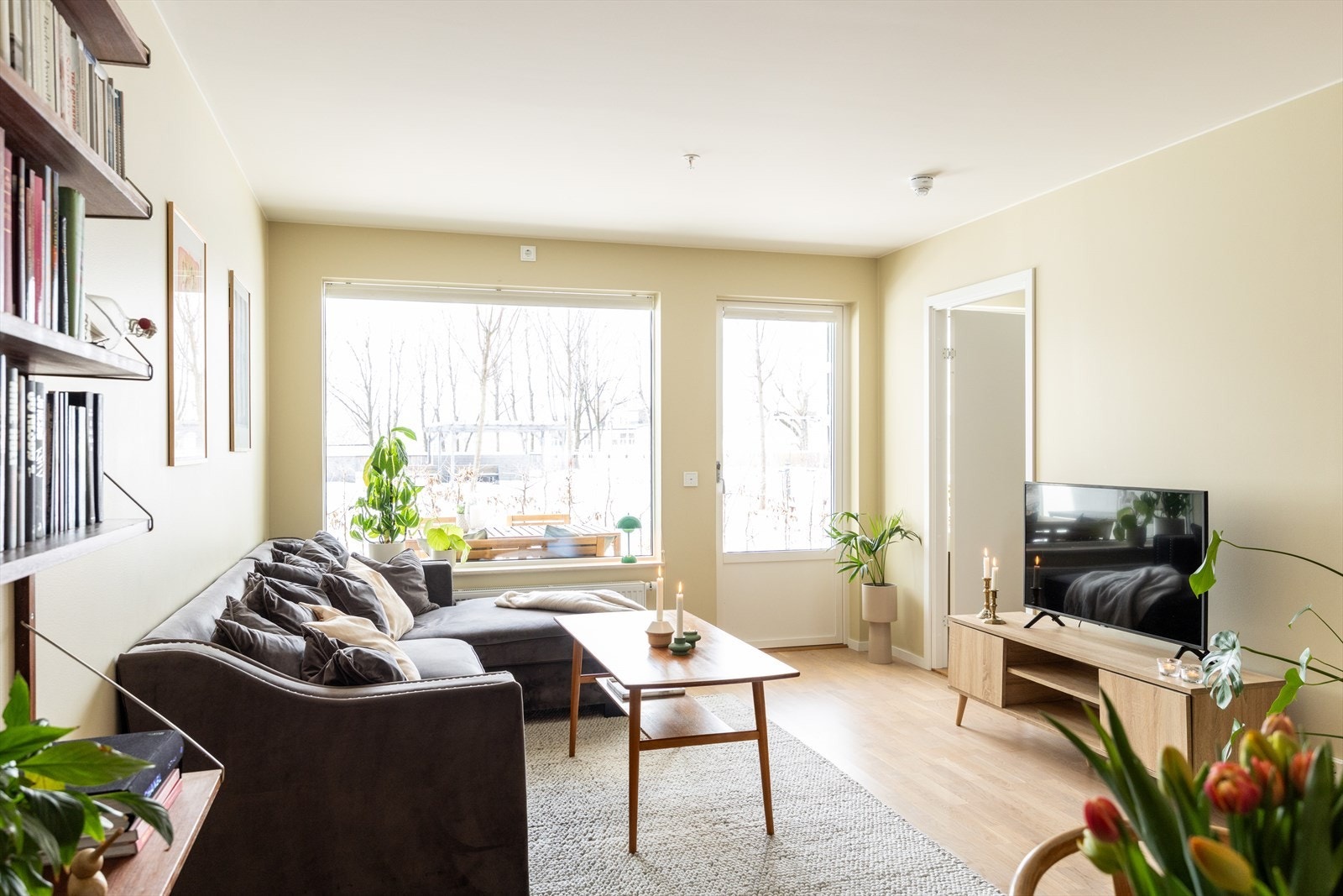 Dette rommet fremstår som romslig og åpent med store vindusflater - alt dette er med på å skape et godt og sosialt oppholdsrom med flott atmosfære. Galleribilde