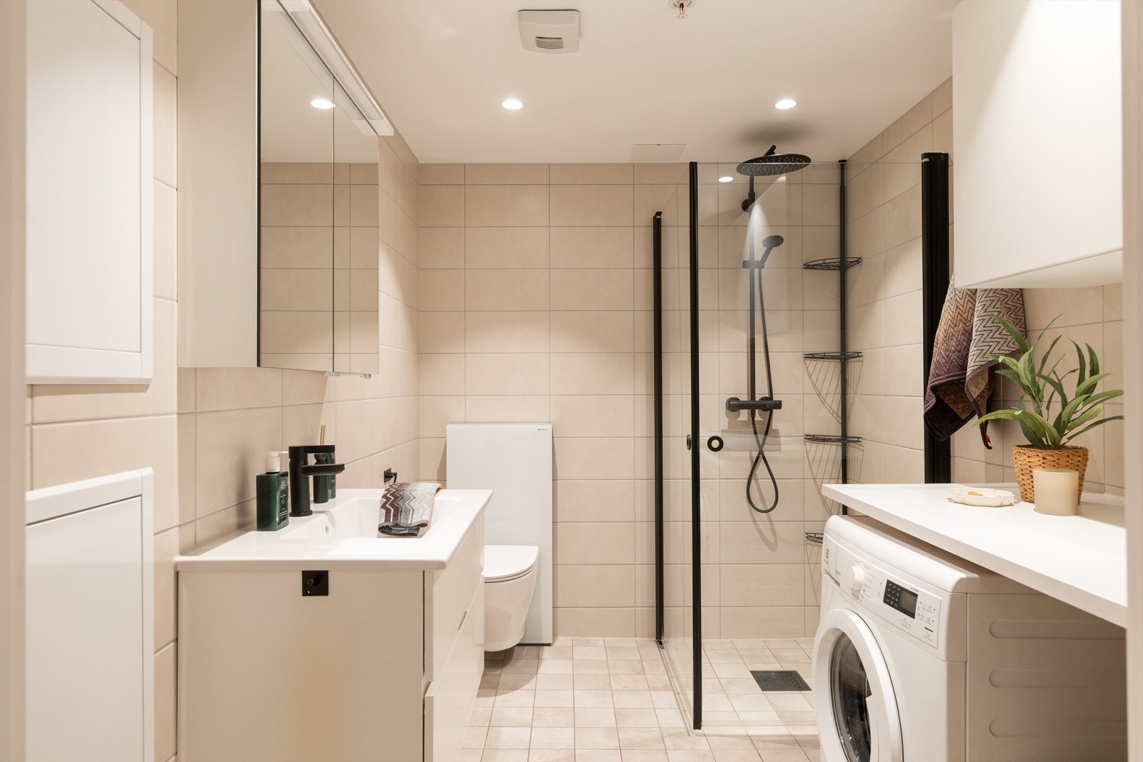 Pent flislagt baderom med vannbåren gulvvarme og downlights i himling. Galleribilde