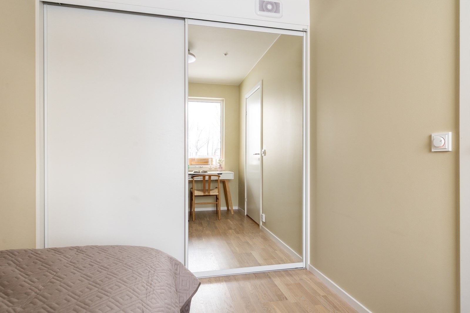 Soverom 3 - Her er det rikelig med oppbevaringsmuligheter! Galleribilde