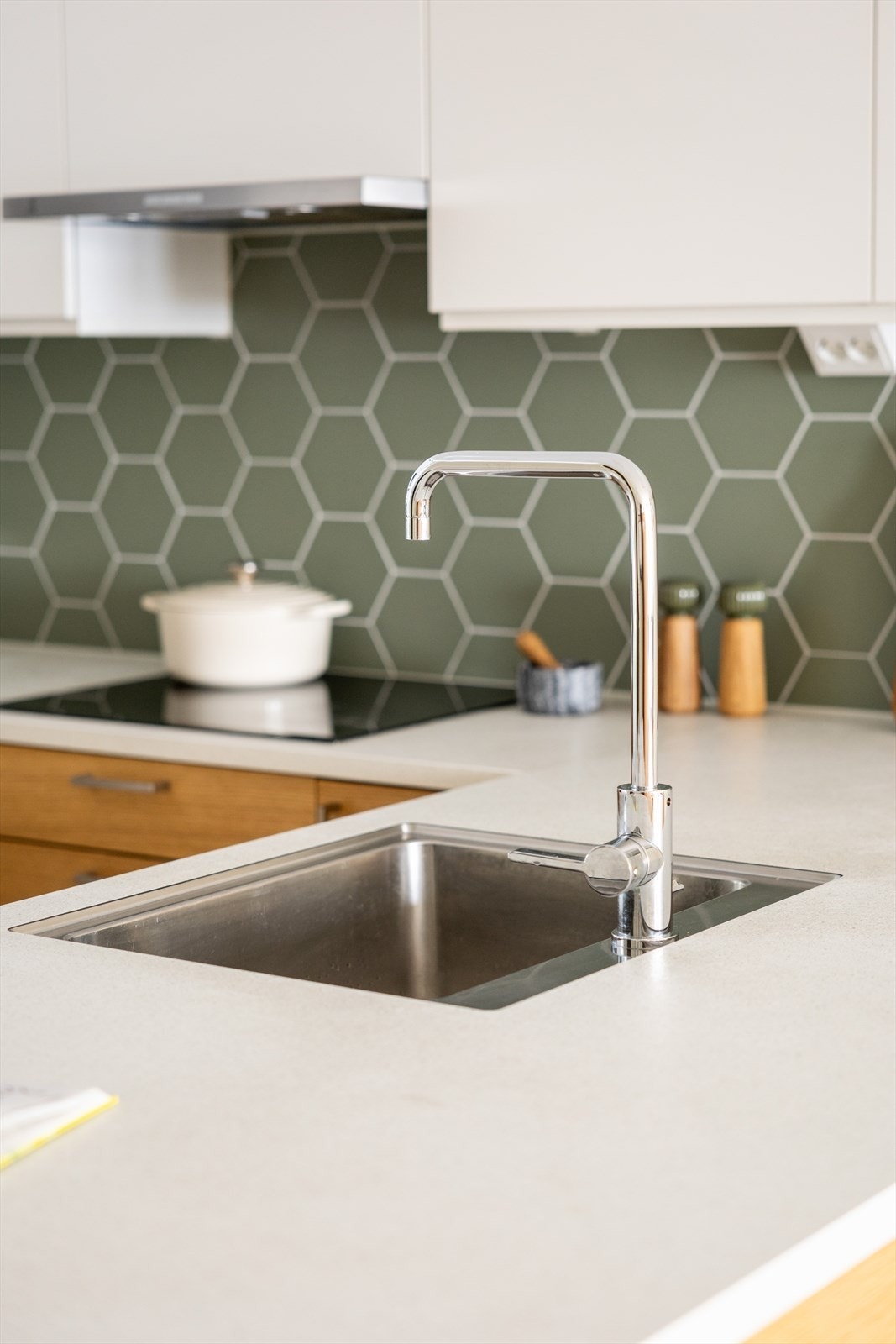 Kjøkkenet er godt tilpasset med rikelig skapplass og en praktisk benkeplate som gir ekstra arbeidsplass. Galleribilde