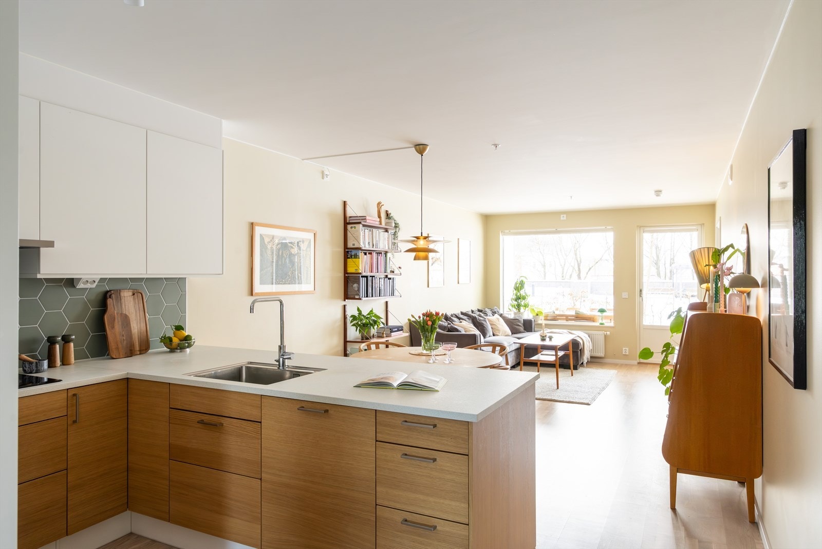 En innbydende og meget flott 4-roms med solrik markterrasse, garasjeplass m/el og attraktiv beliggenhet på Storo. Galleribilde