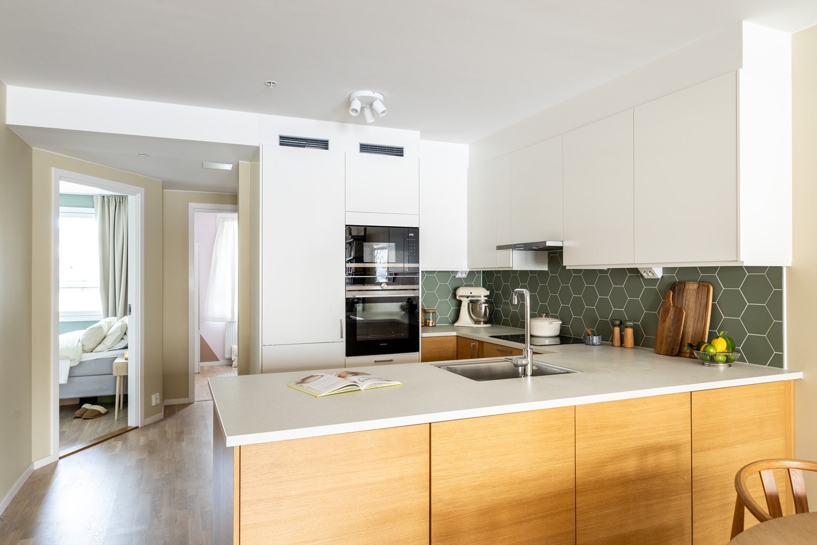 Videre er kjøkkenet utstyrt med integrert kjøleskap, oppvaskmaskin, platetopp, micro og stekeovn. Det er montert vannstoppsystem og komfyrvakt. Galleribilde