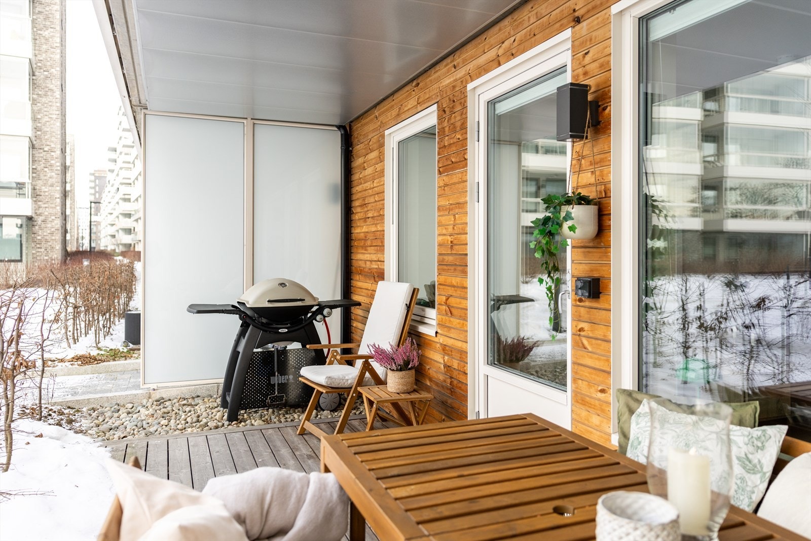 Leiligheten byr på en herlig vestvendt markterrasse på ca. 11 m² med gode solforhold. Galleribilde