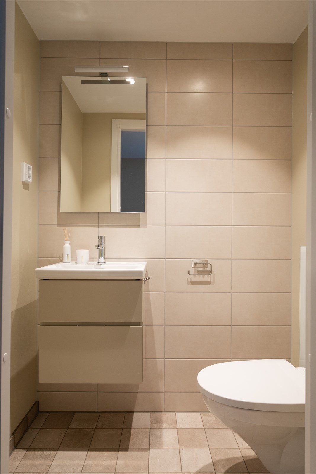 Leiligheten har også et separat toalettrom med elektrisk gulvvarme. Galleribilde