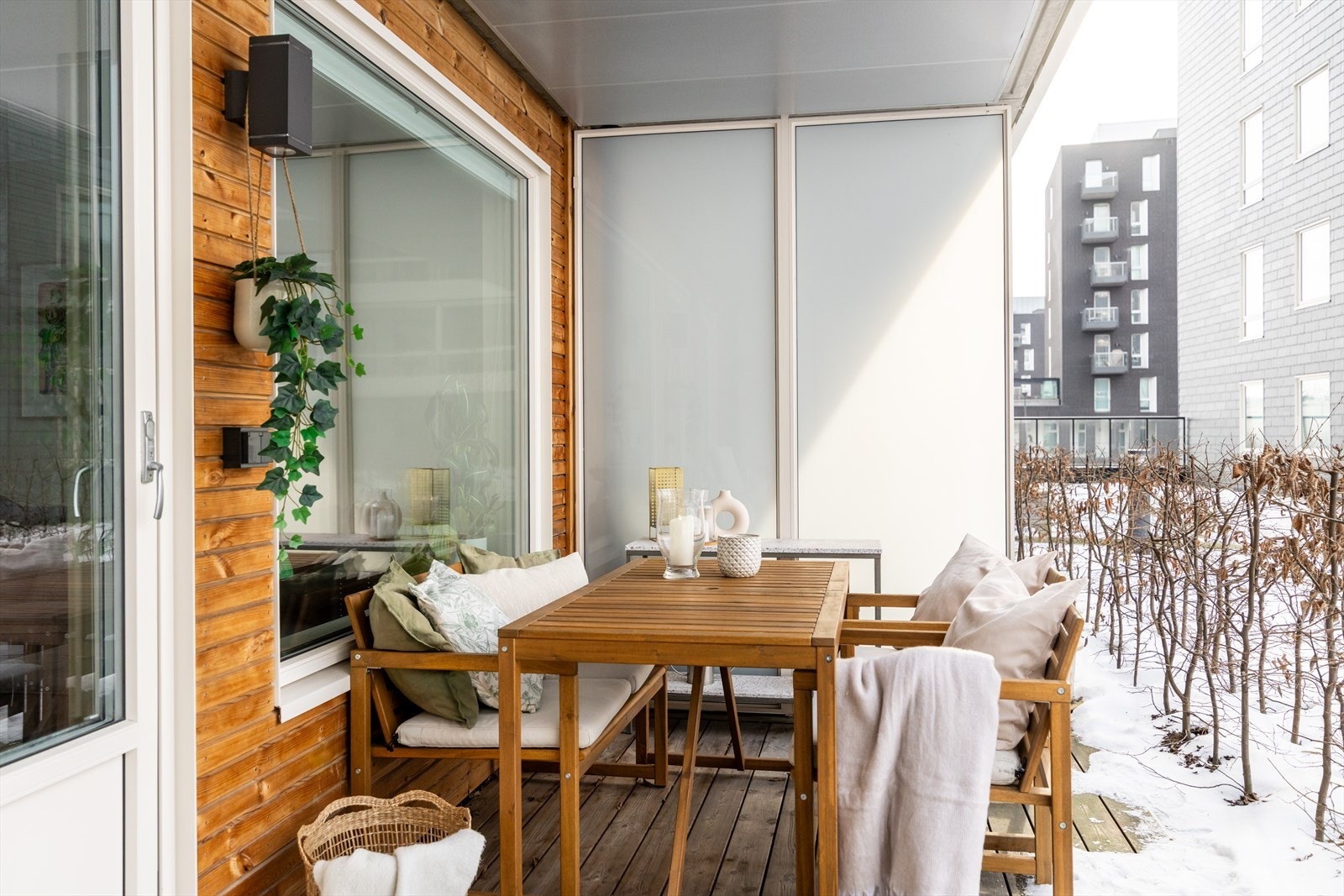 Terrassen er romslig og kan naturlig deles inn i ulike soner med utemøbler, grill og beplantning. Galleribilde