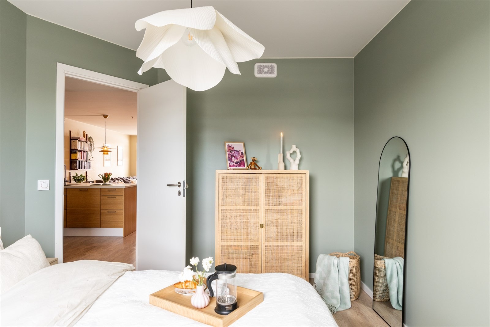 Overflatene er malt i en delikat og dus grønntone som skaper en harmonisk og lun stemning. Galleribilde