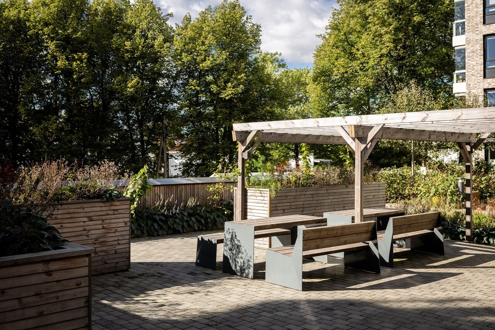 Det er flere flotte sittegrupper ved boligen - perfekt for rolige stunder og hyggelige treff. Galleribilde