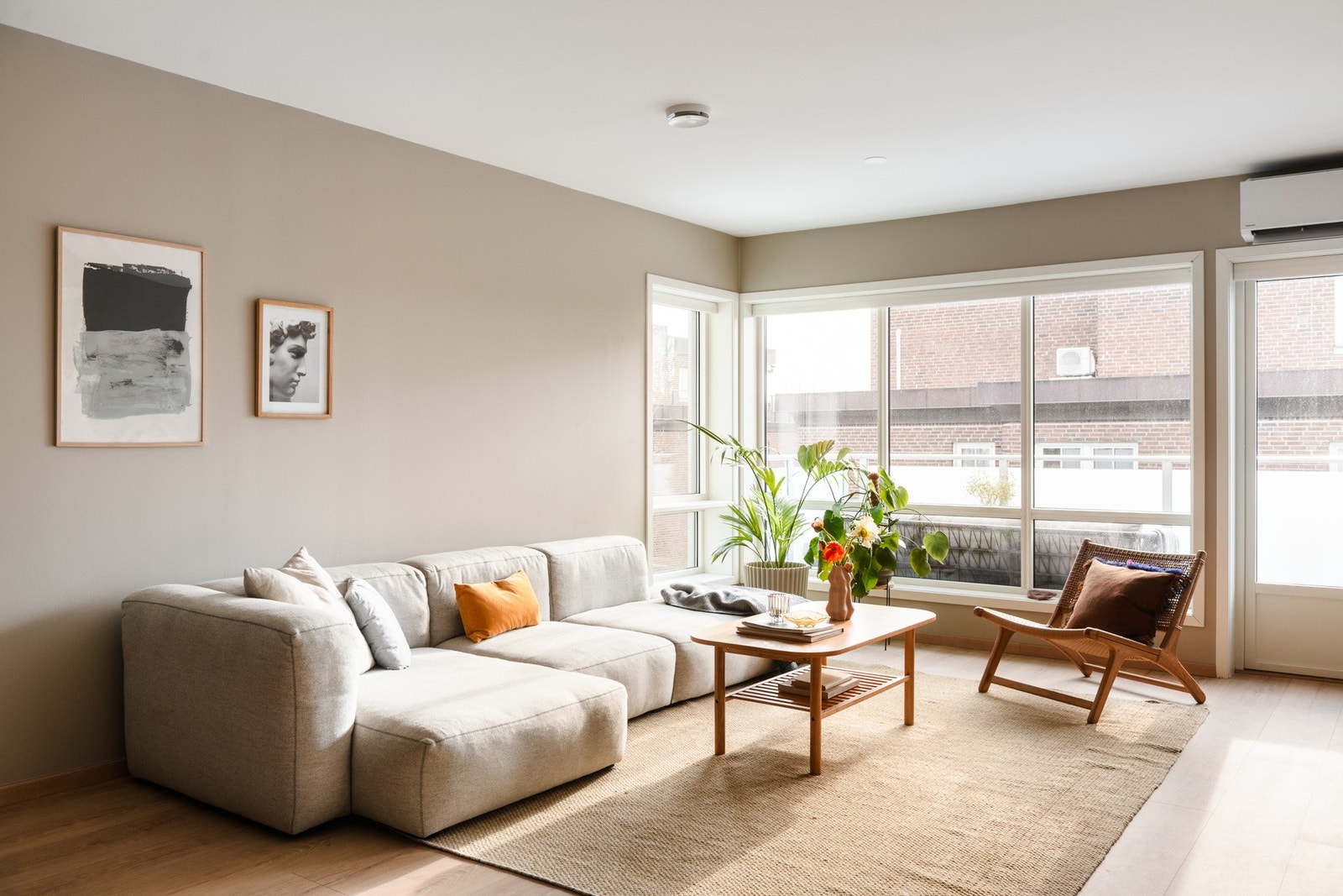 Stuen er lys og romslig. Galleribilde