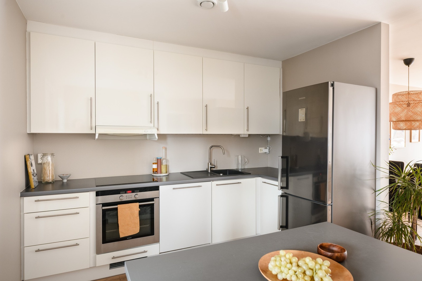 Tidløst og moderne kjøkken fra 2008 med mye skap- og benkeplass. Galleribilde