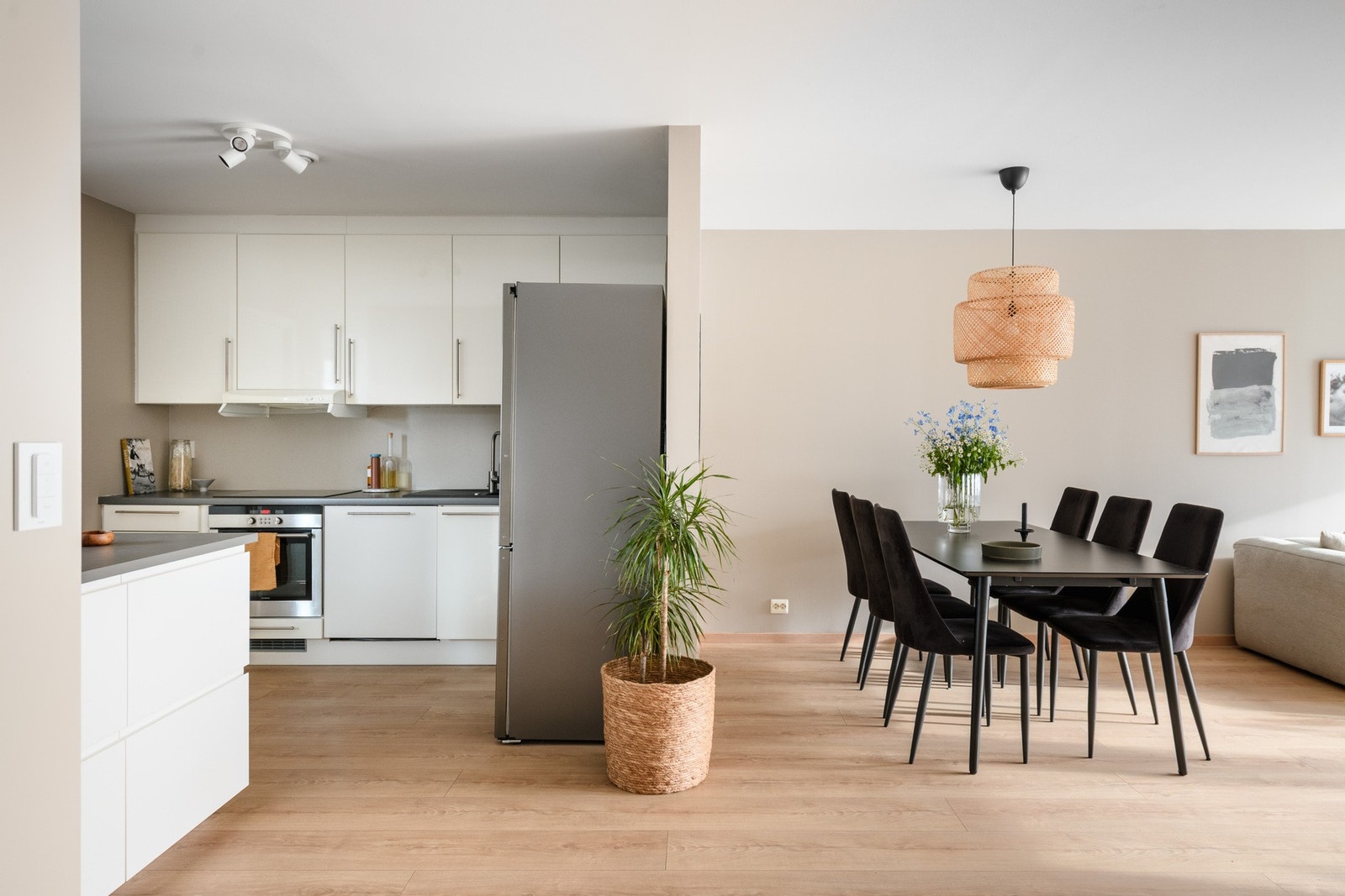 Stuen er i åpen løsning med kjøkkenet. Galleribilde